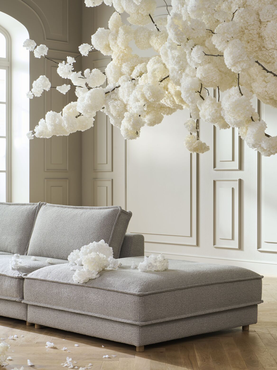 Puf NOORA met een basis van donker eikenhout