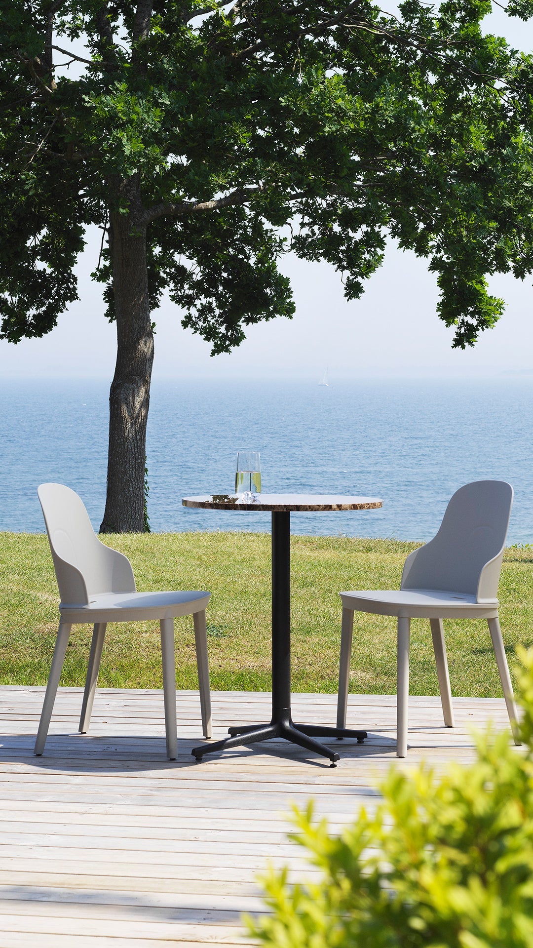 Cafe Table Robbły Allez Holzoberteil mit einer schwarzen Basis