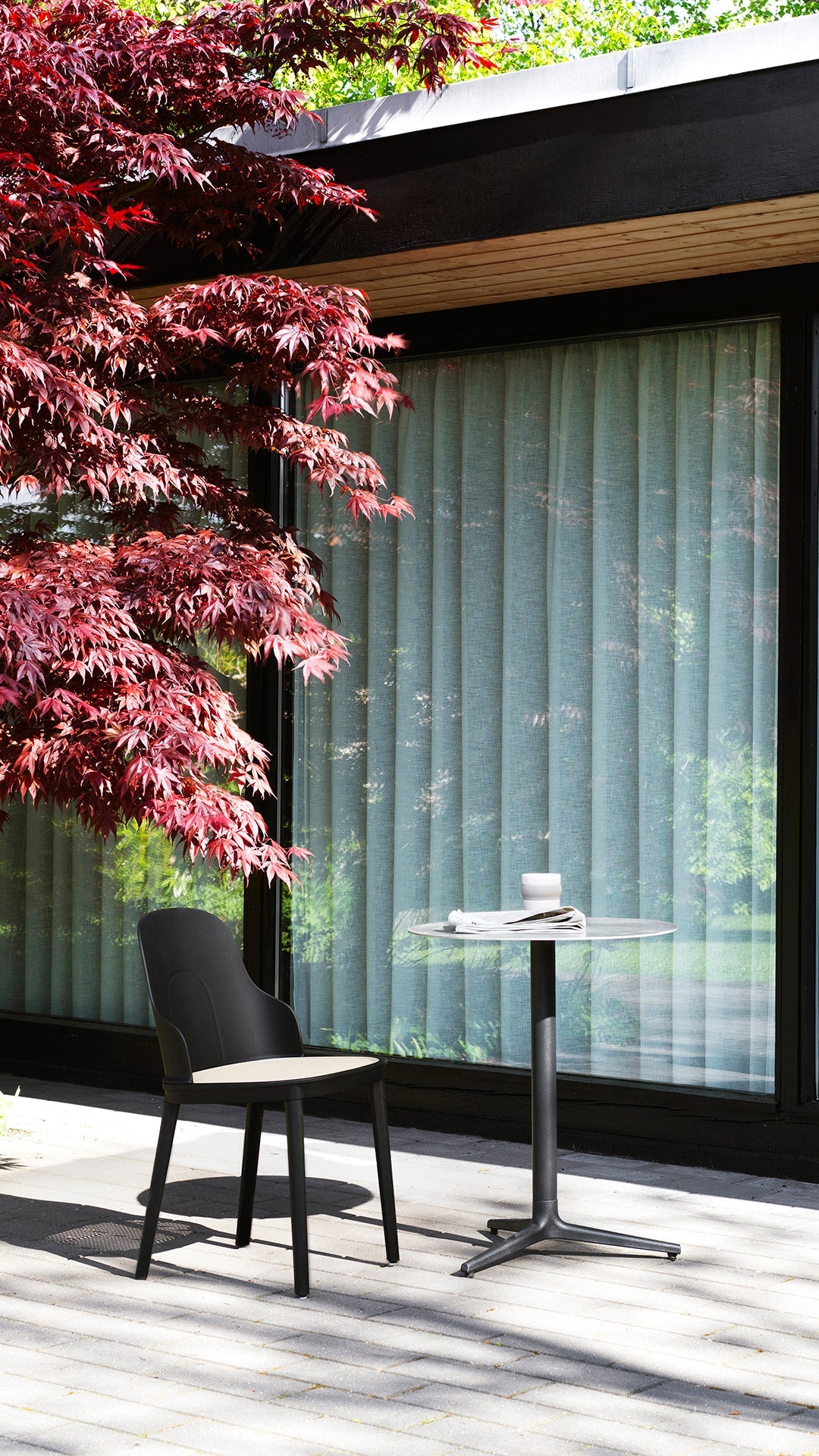 Cafe Table Robbły Allez Holzoberteil mit einer schwarzen Basis