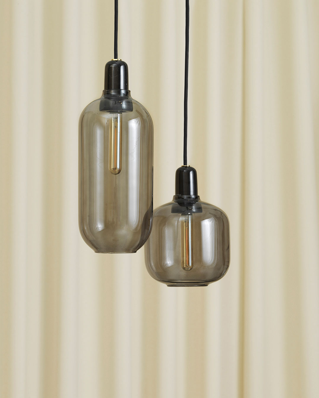 Hanglamp AMP LARGE rokerig glas met zwarte marmer