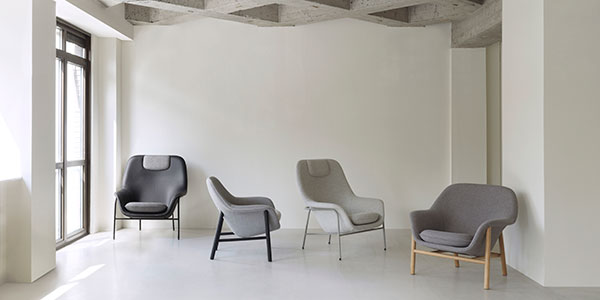 Drapieren niedriger Sessel mit einer Eichenbasis