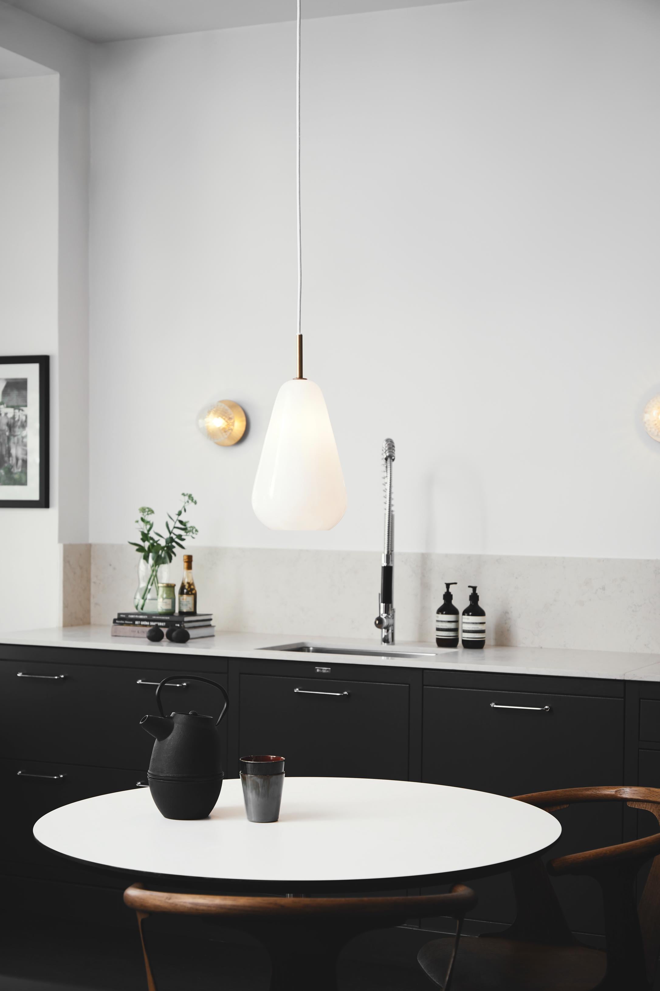 Lampa wisząca ANOLI złoty z opalowym szkłem – Nuura