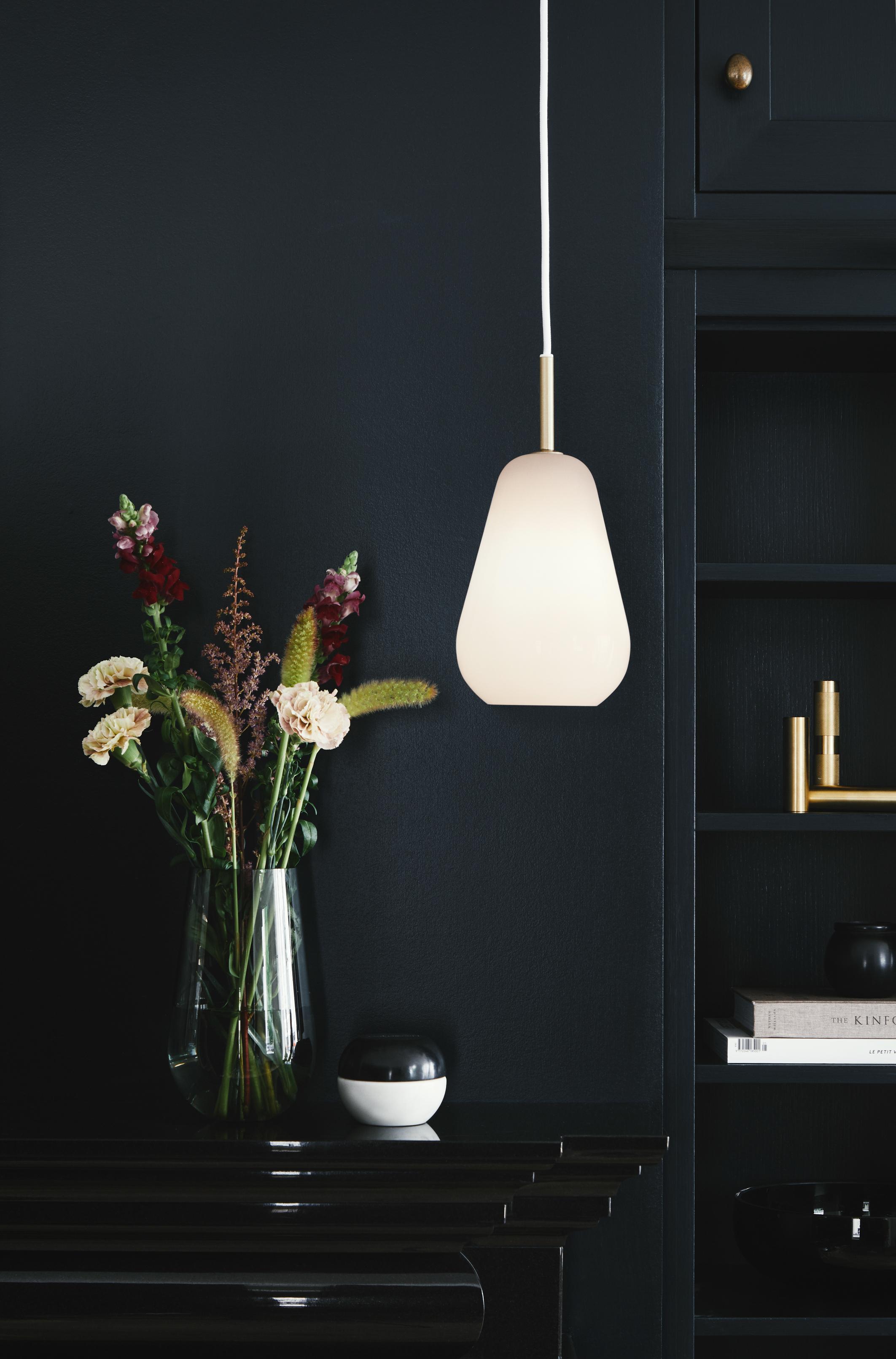 Lampa wisząca ANOLI złoty z opalowym szkłem – Nuura