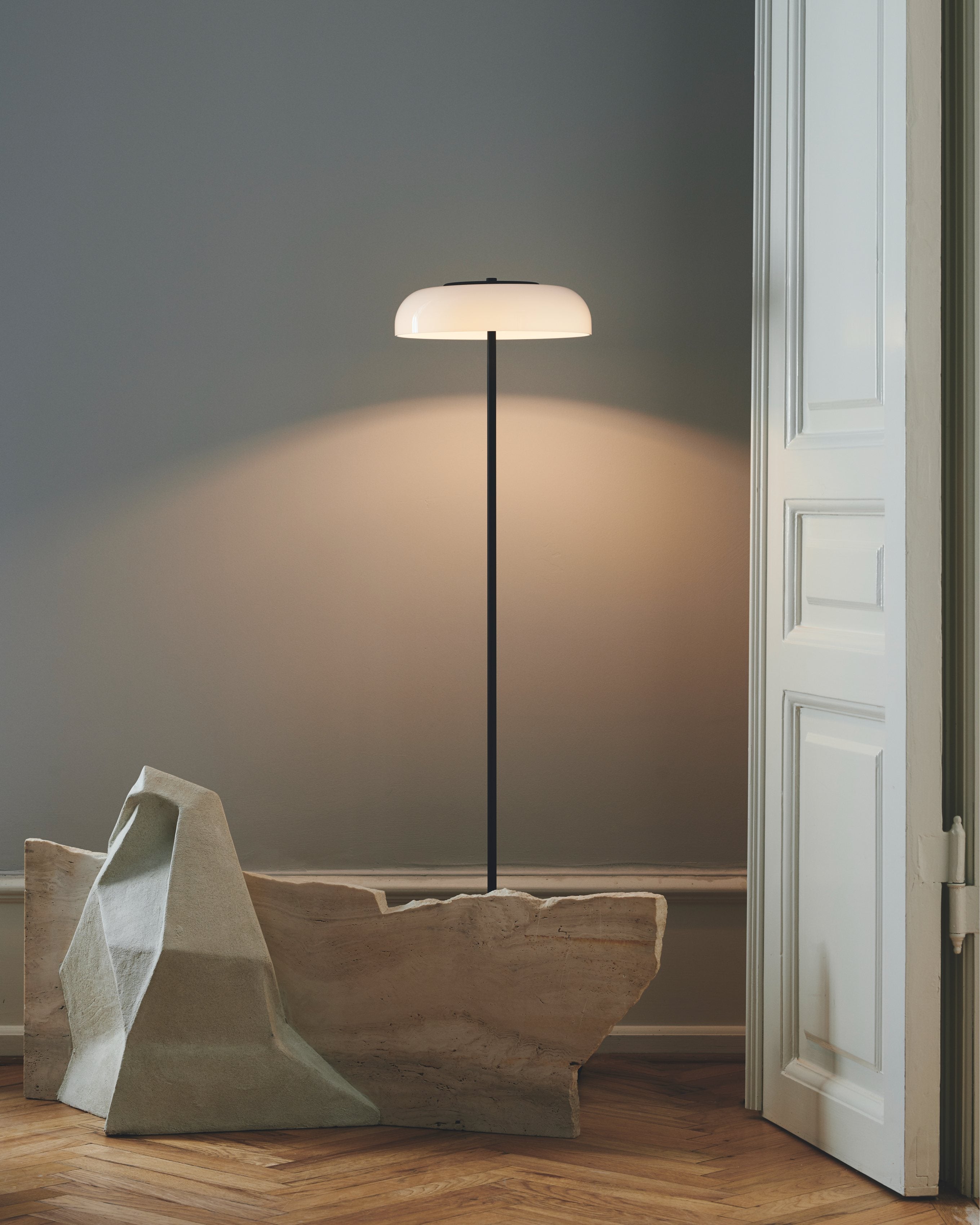 Lampa stojąca BLOSSI czarny z opalowym szkłem – szkło