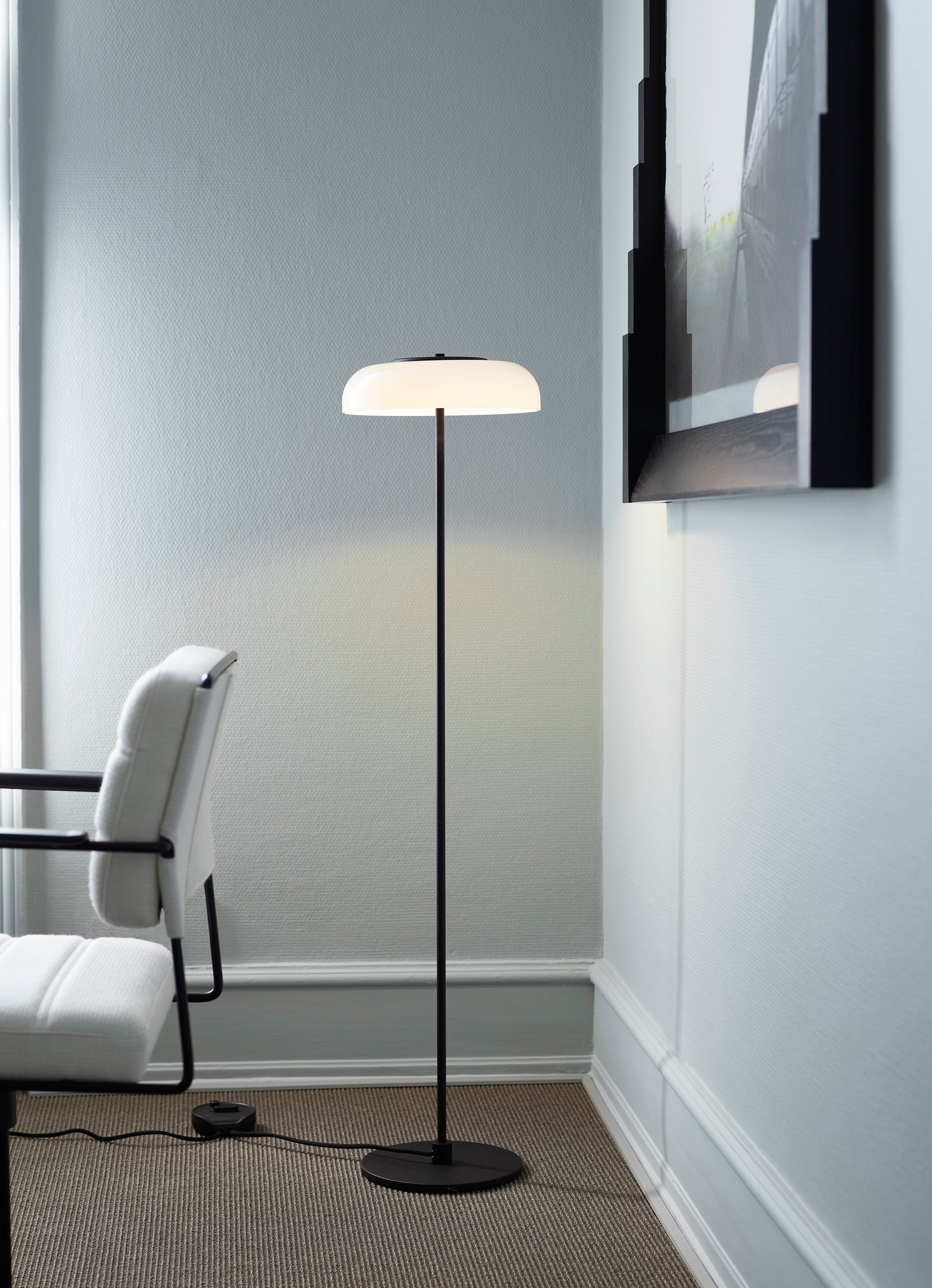 Lampa stojąca BLOSSI czarny z opalowym szkłem – Nuura