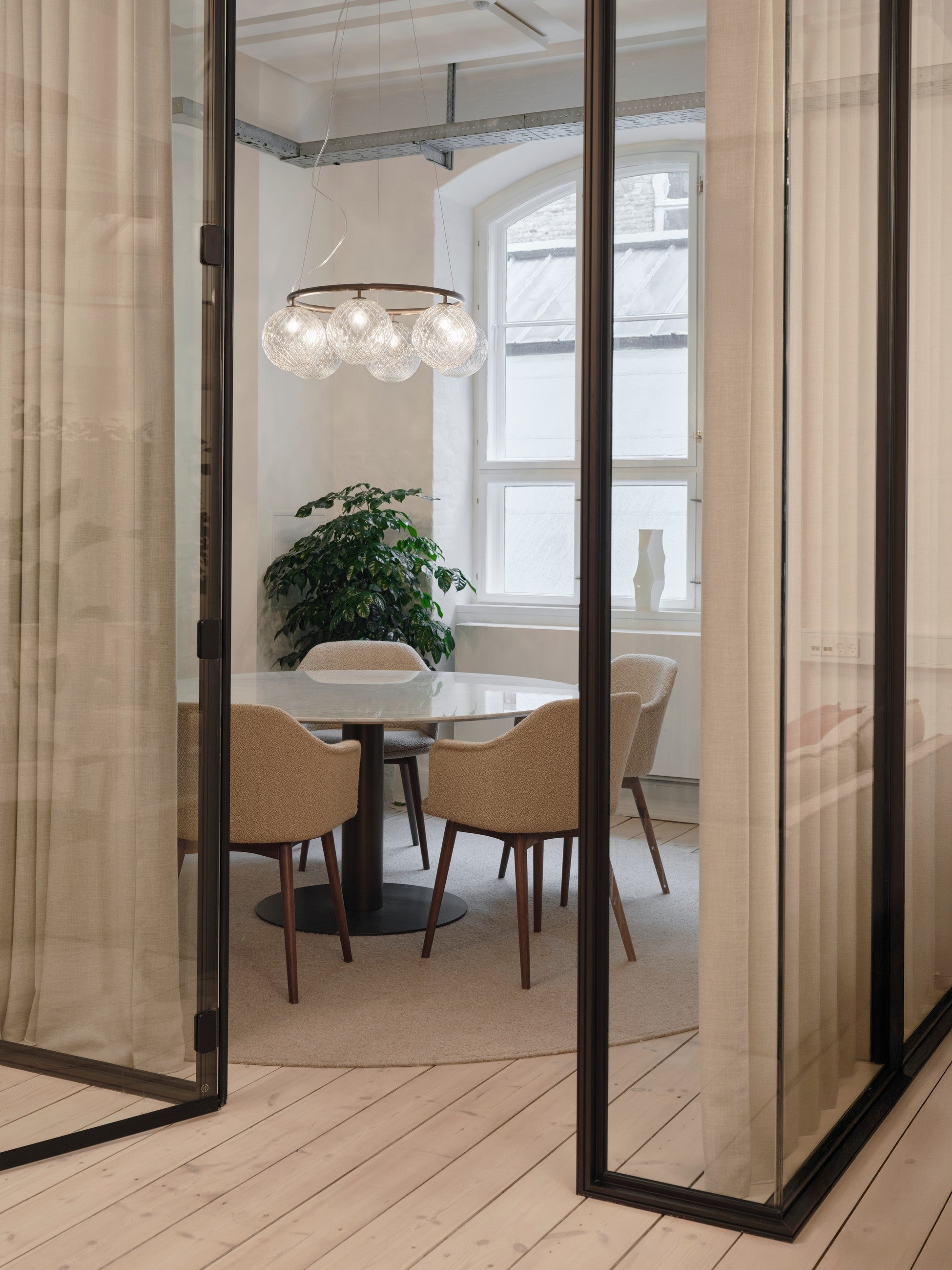 Pendelleuchte MIIRA 6 CIRCULAR dunkelbraun mit transparentem Glas