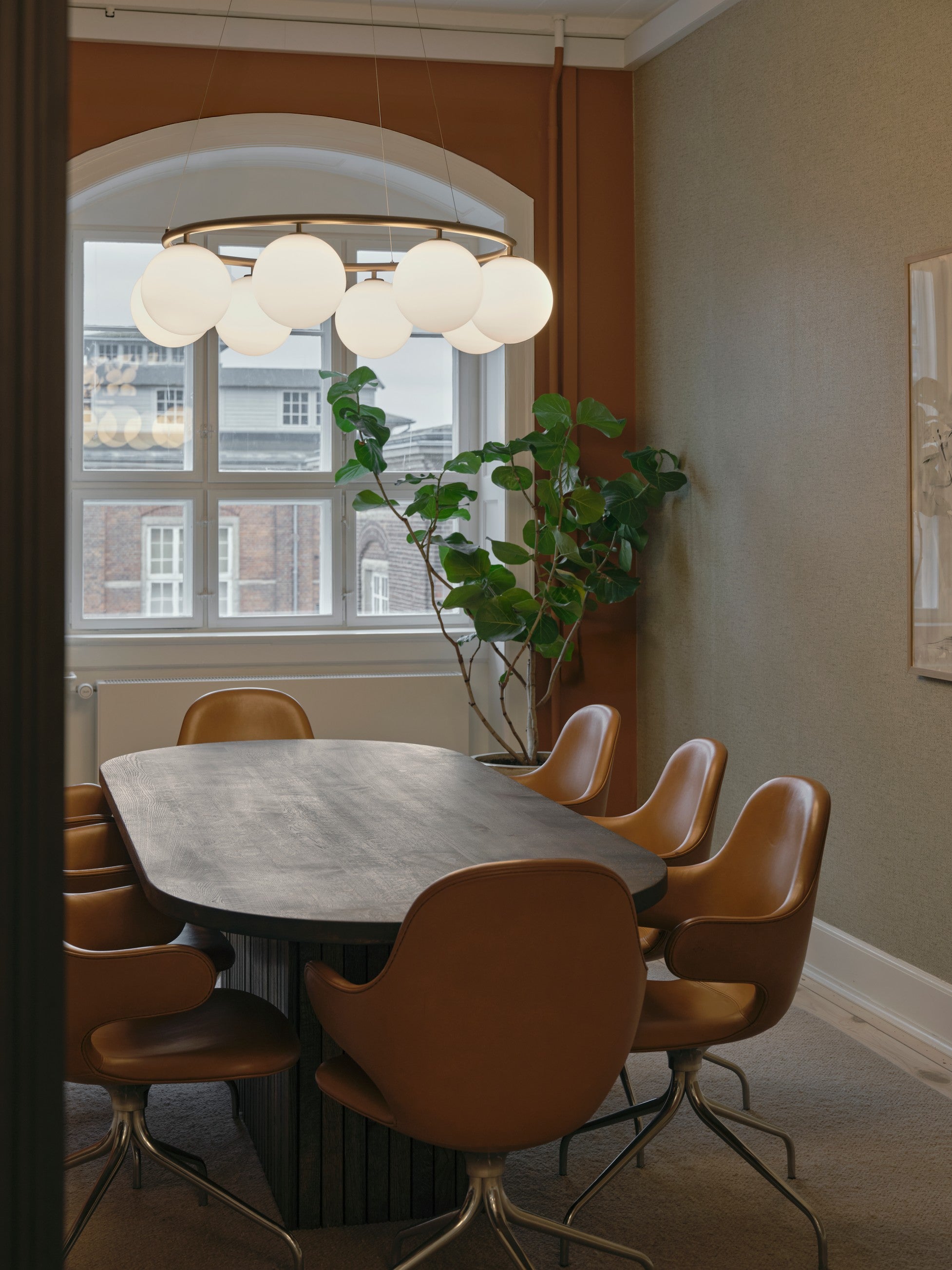 Lampa wisząca MIIRA 8 CIRCULAR mosiężny z opalowym szkłem – Nuura