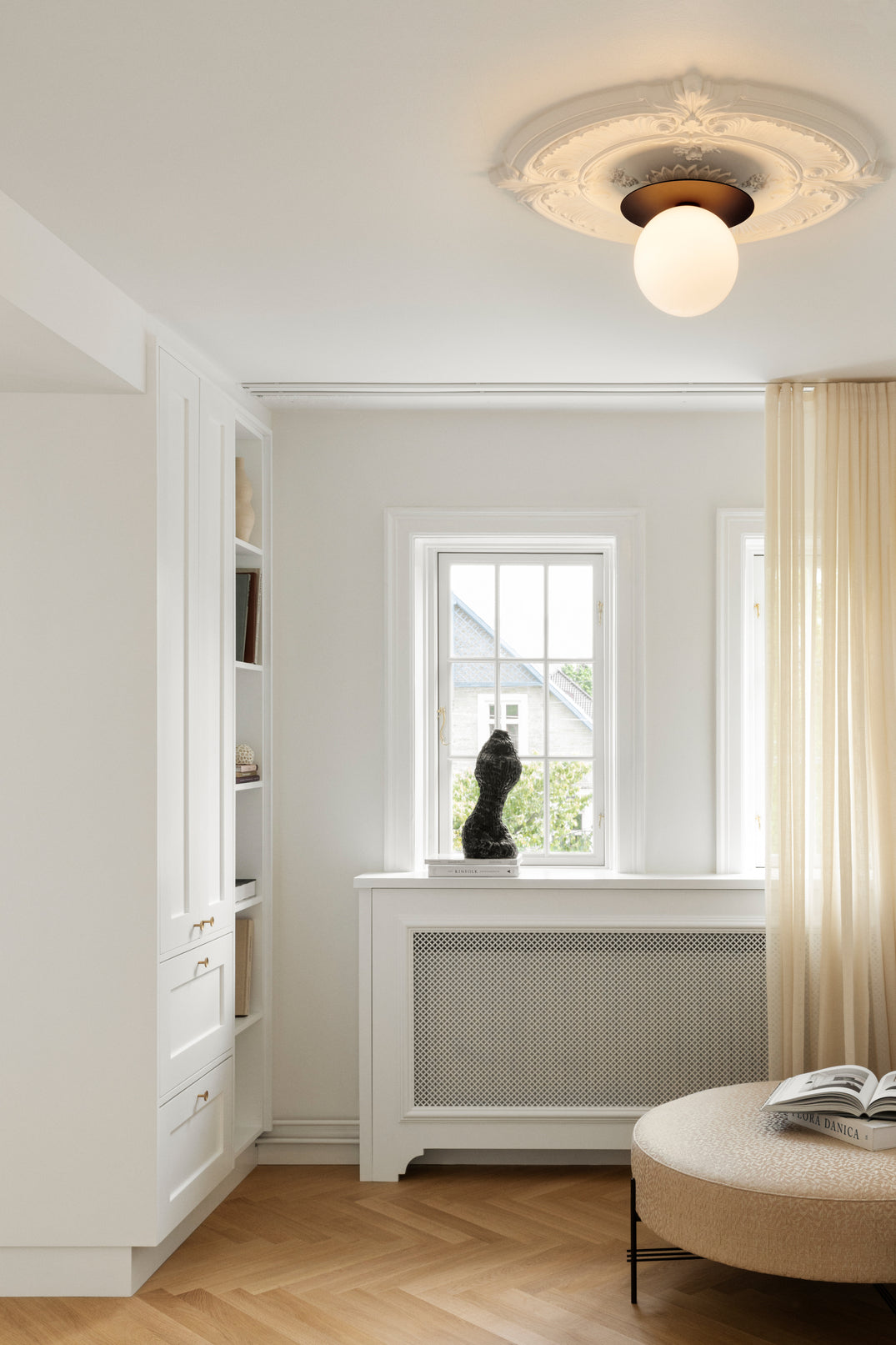 Wandlampe LIILA schwarz mit opalem Glas