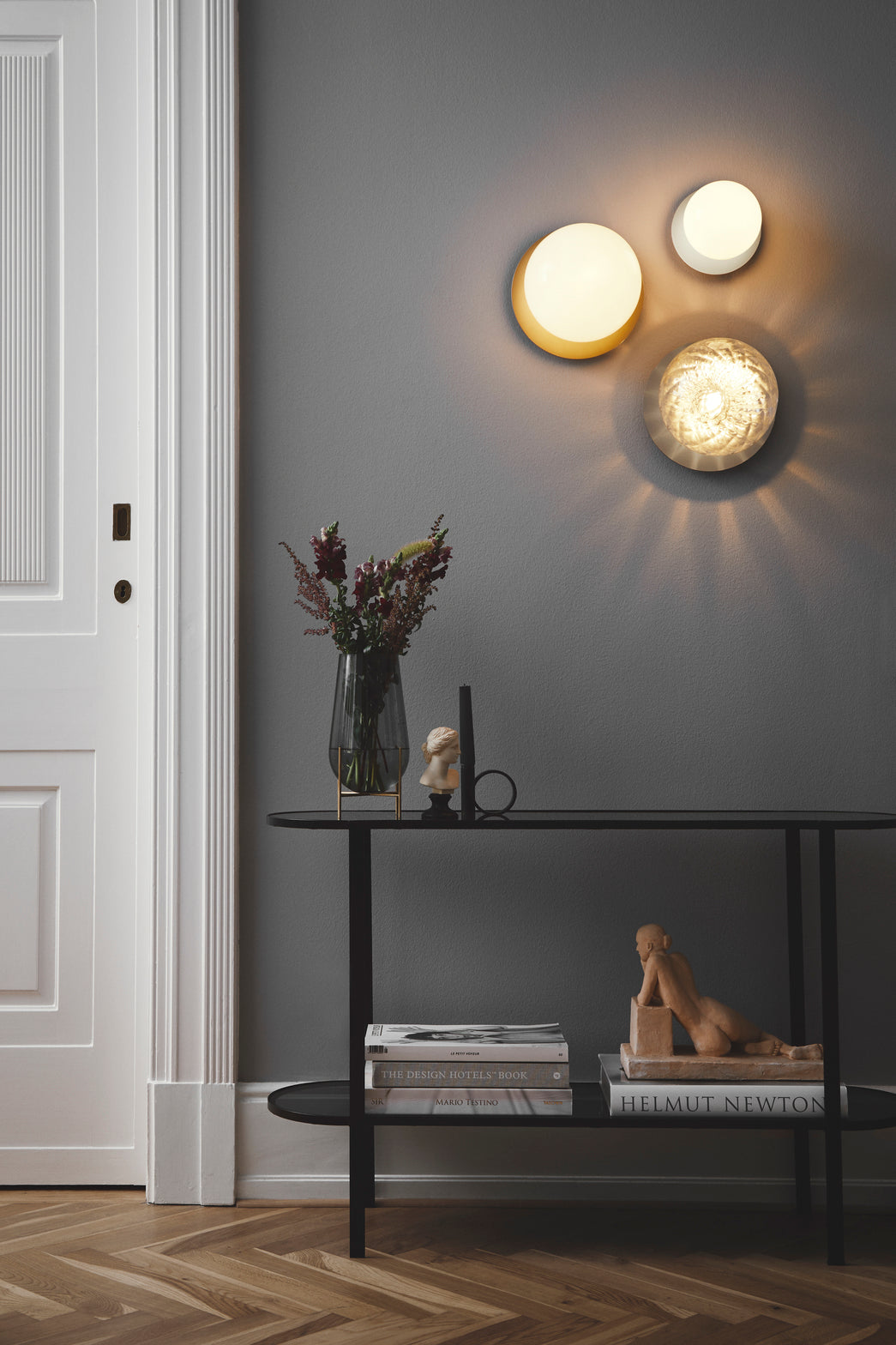 Wandlampe LIILA gold mit opalem Glas