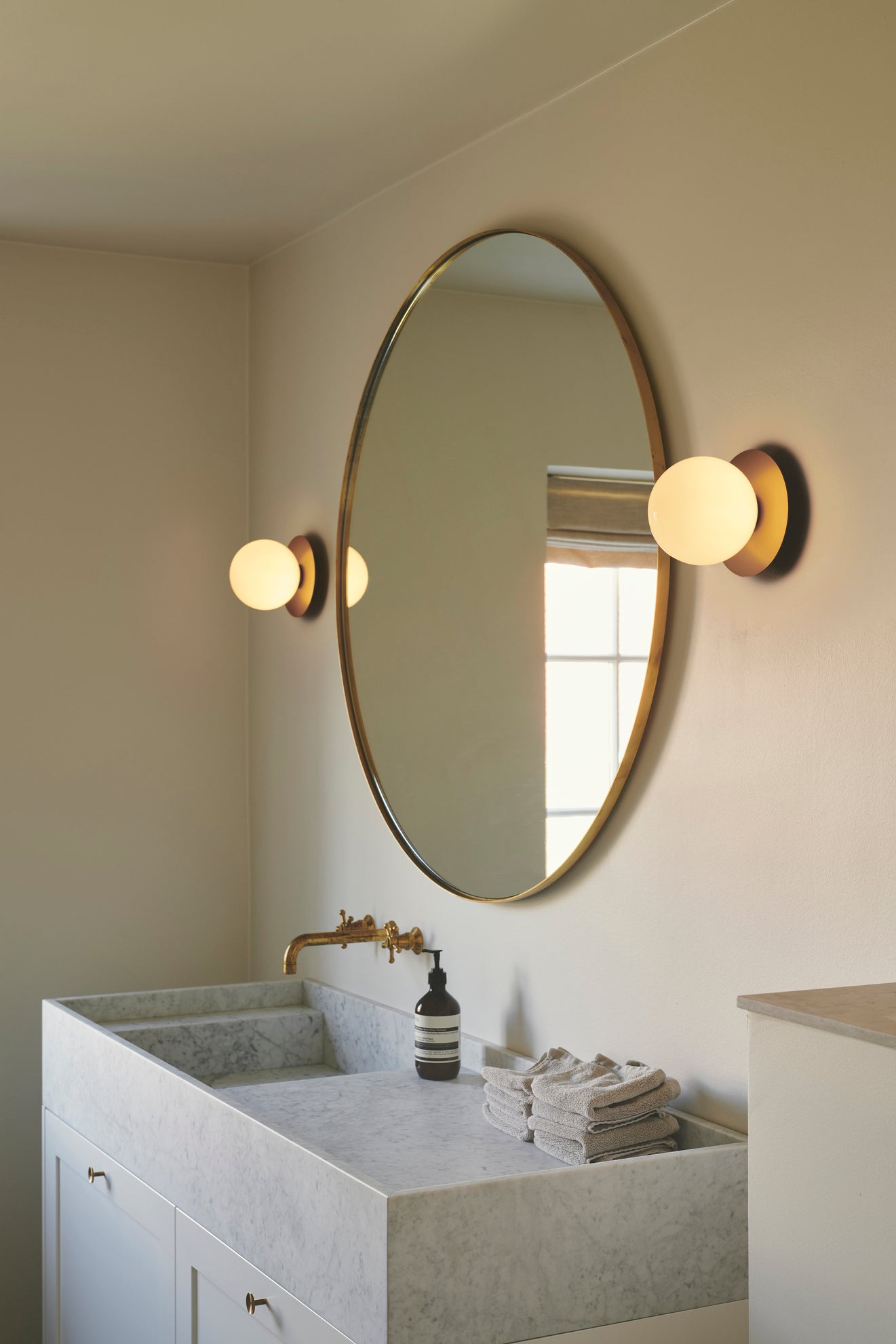Wandlampe LIILA gold mit opalem Glas