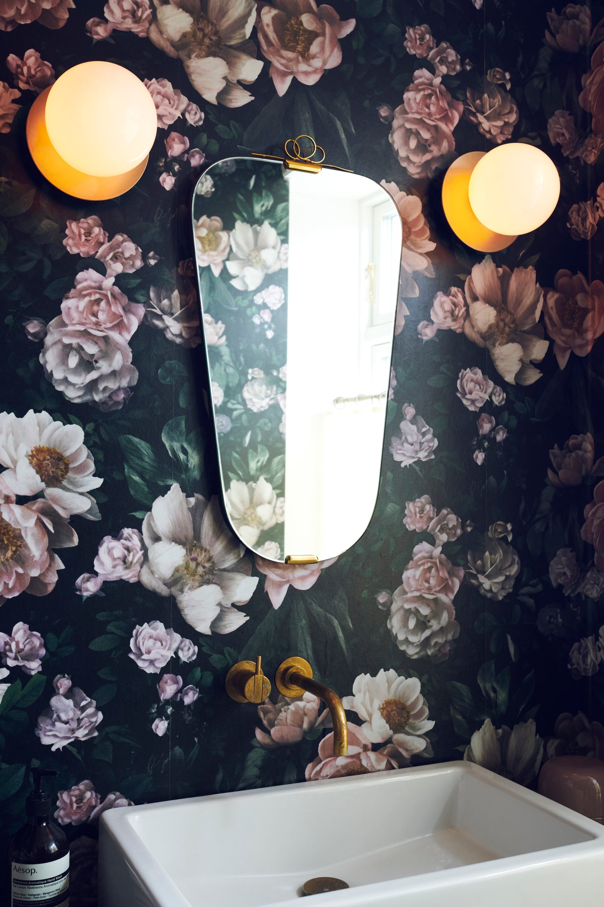 Wandlampe LIILA gold mit opalem Glas