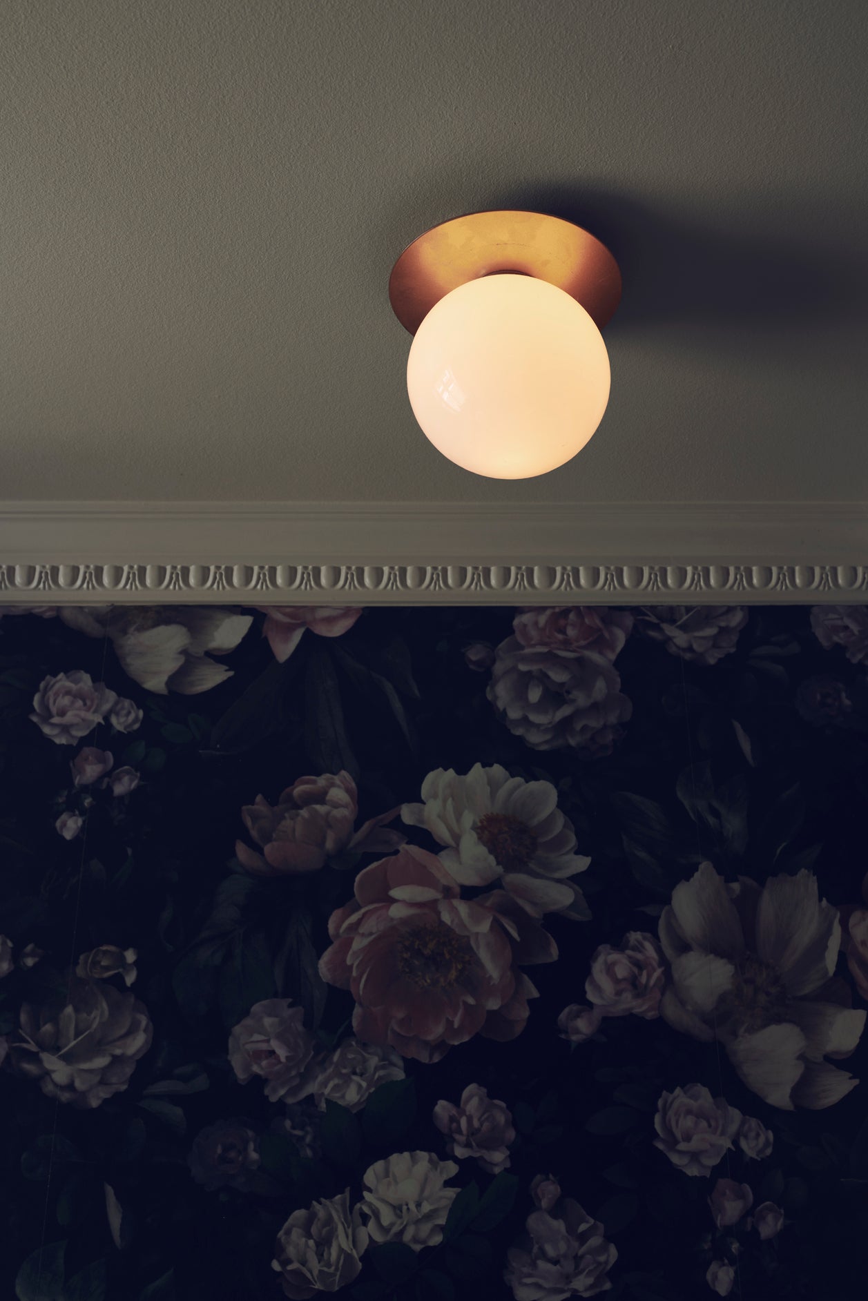 Wandlampe LIILA gold mit opalem Glas