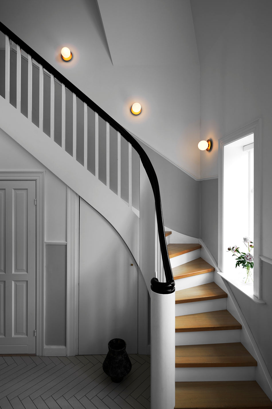 Wandlampe LIILA gold mit opalem Glas