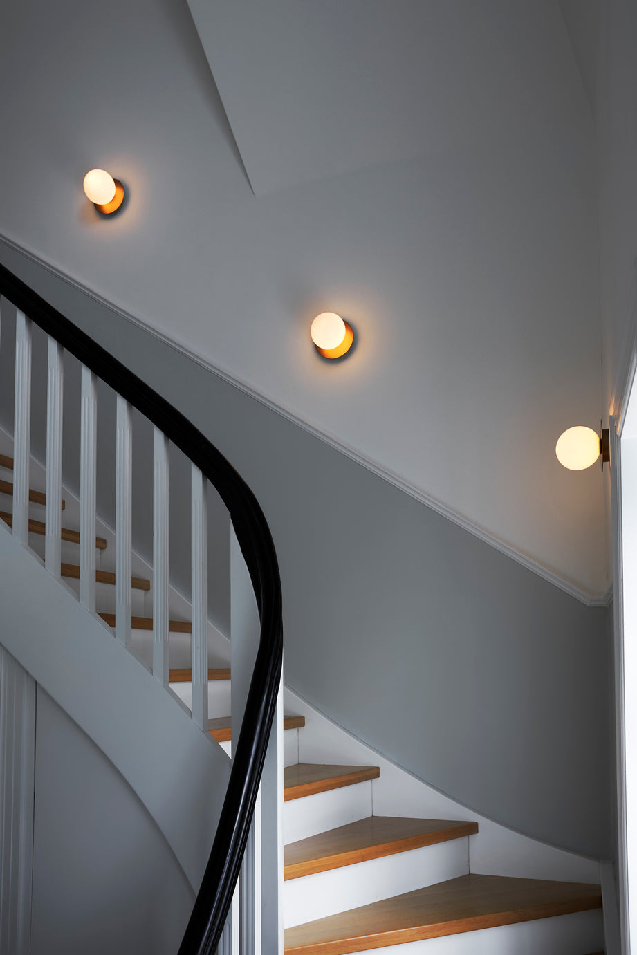 Wandlampe LIILA gold mit opalem Glas