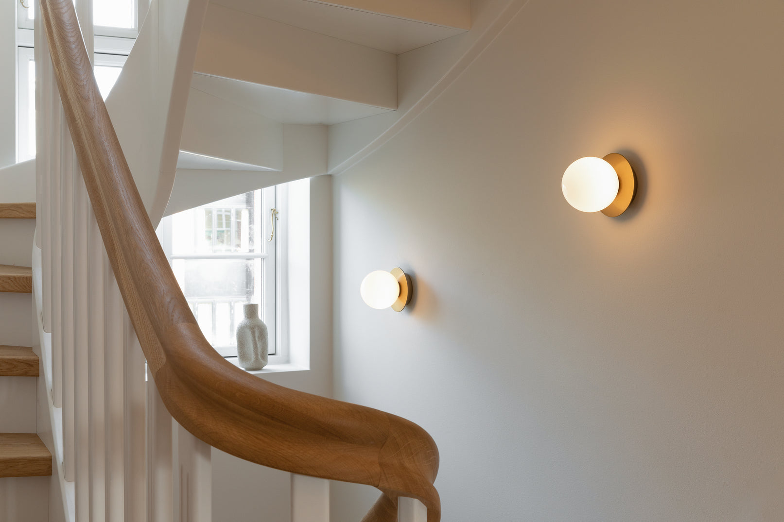 Wandlampe LIILA gold mit opalem Glas