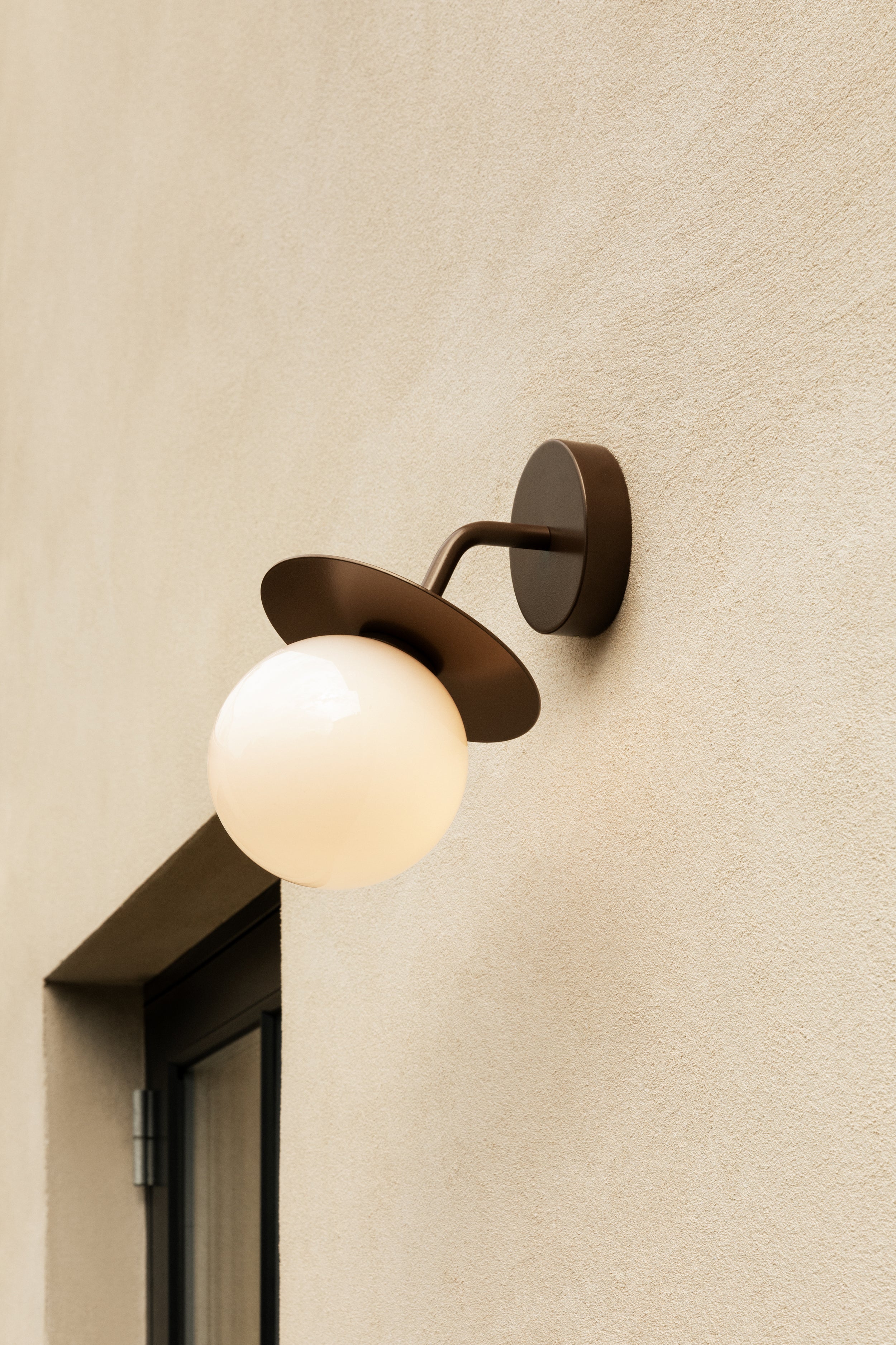 Lampa ścienna zewnętrzna LIILA ciemnobrązowy z opalowym szkłem – Nuura