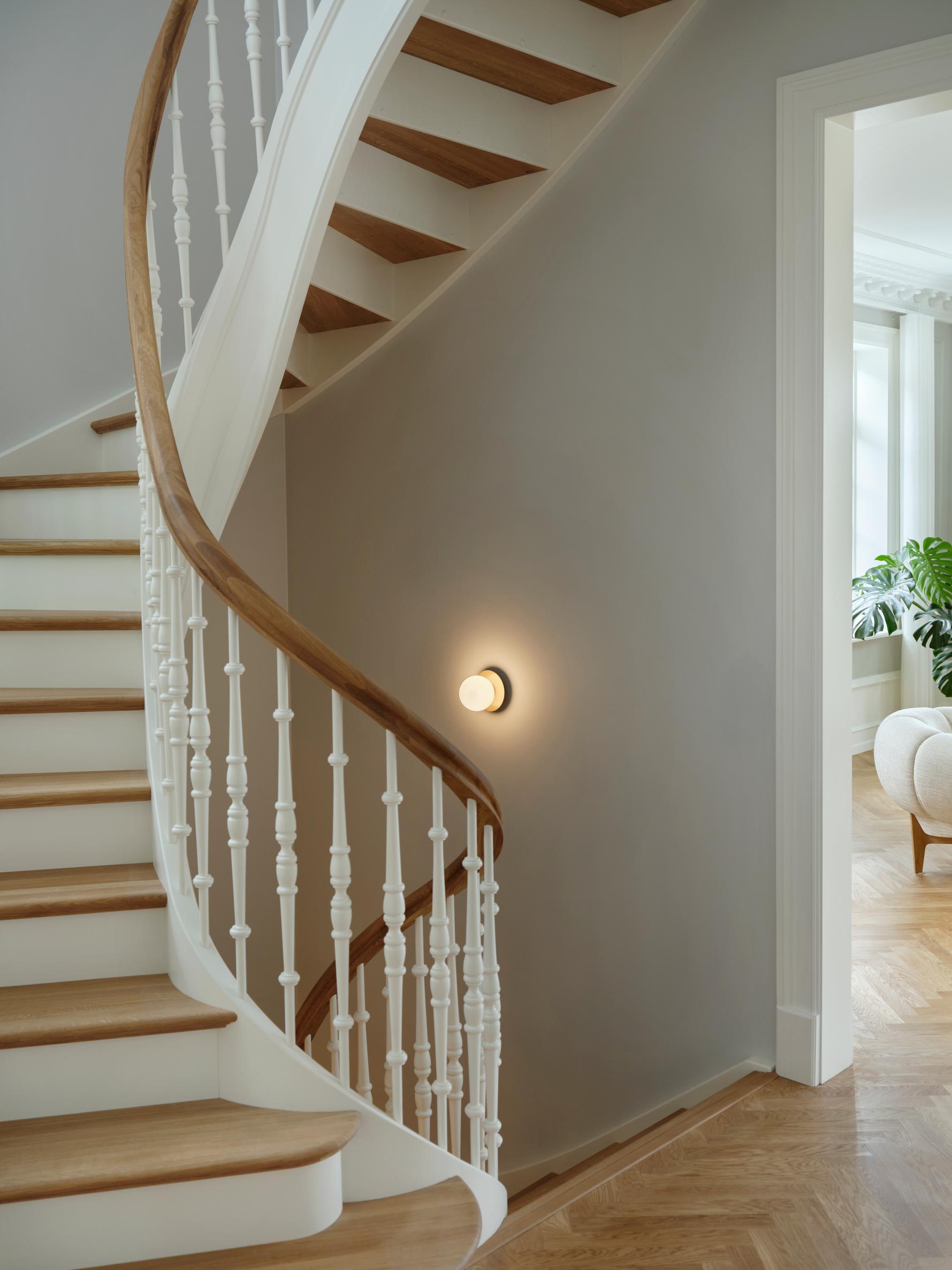 Wandlampe LIILA gold mit opalem Glas