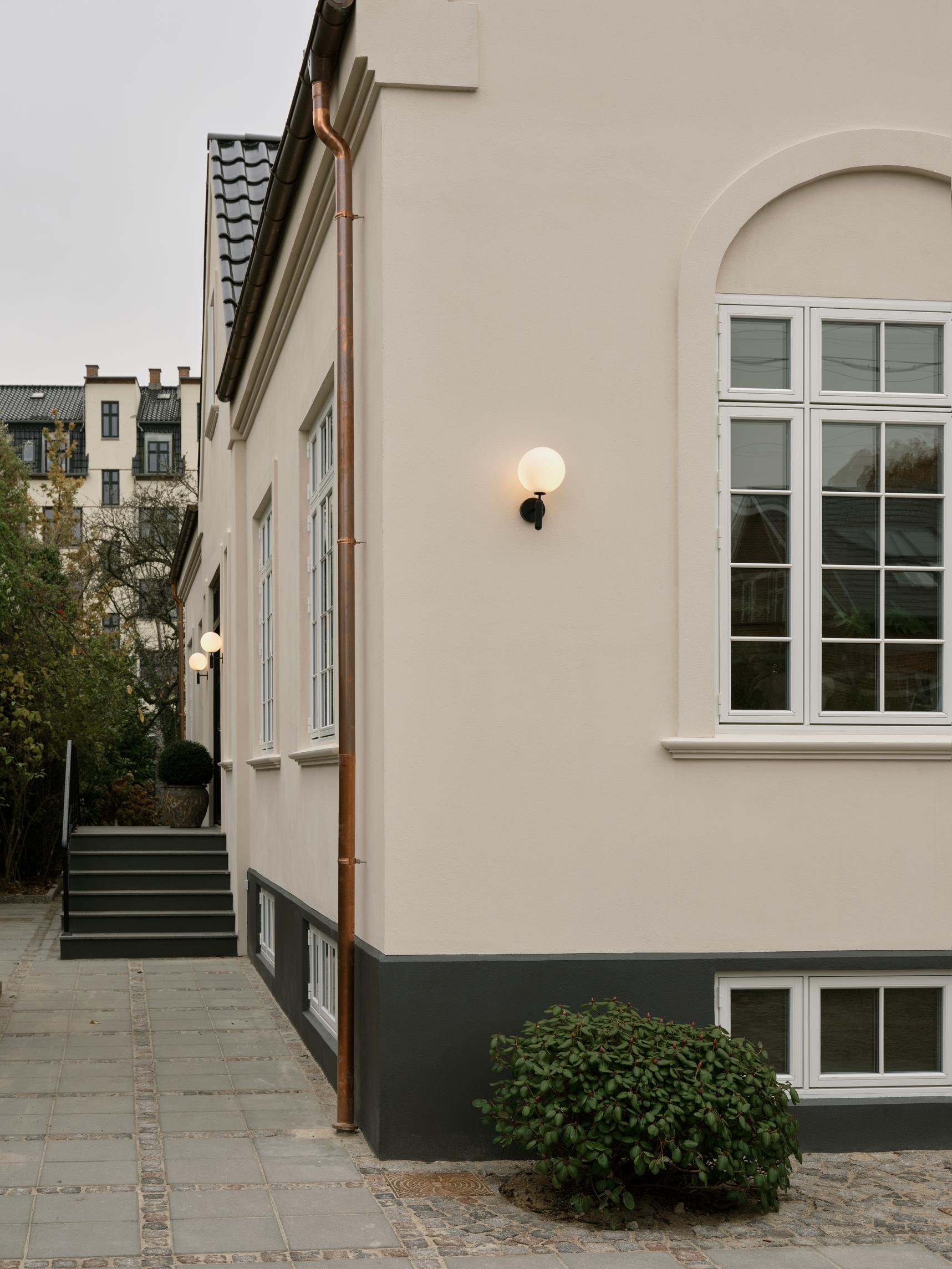 Buitenwandlamp MIIRA zwart met opaalglas