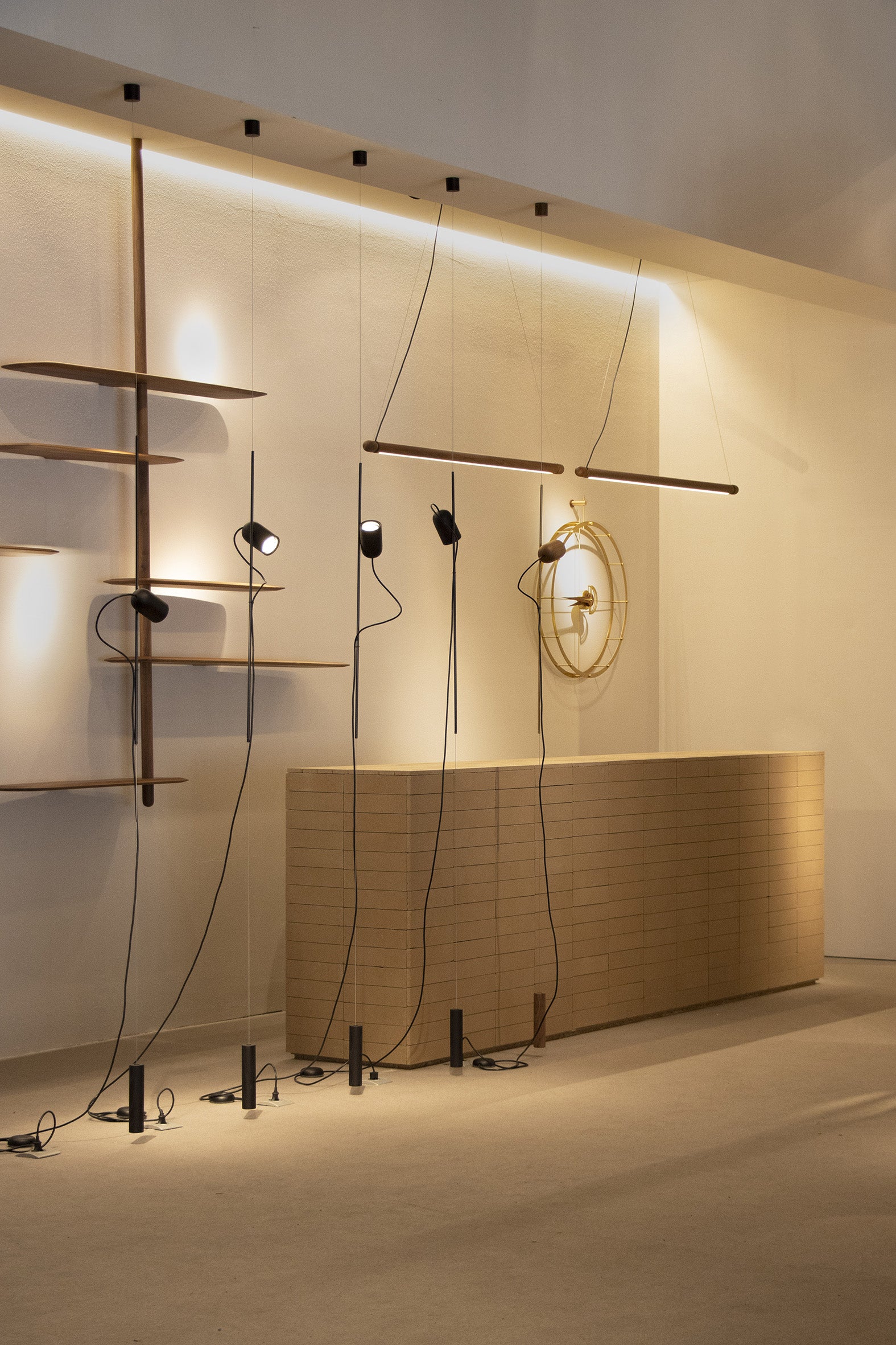 Pendelleuchte ONFA aus schwarzem Eschenholz mit graphitfarbener Oberfläche