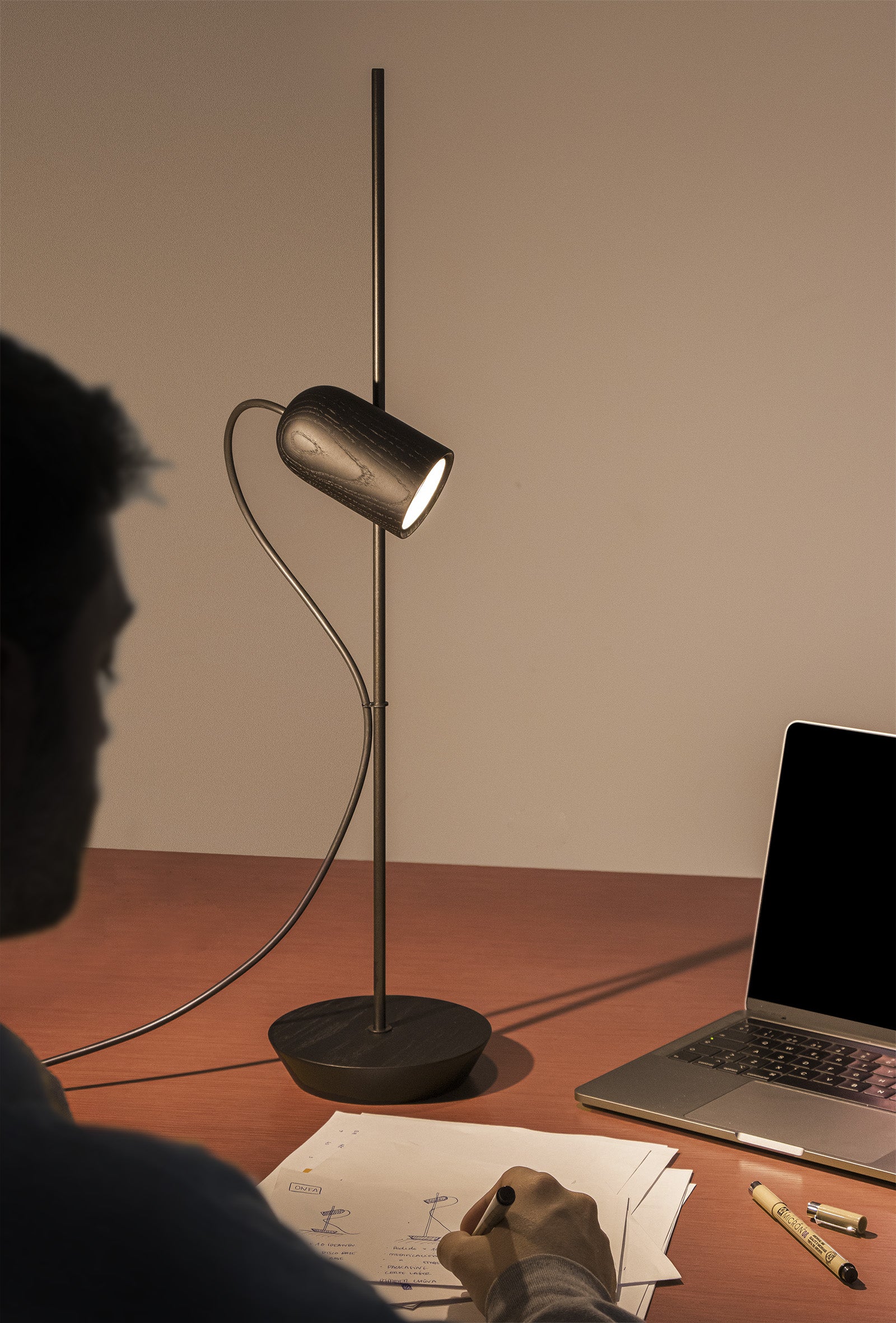 Tischlampe ONFA aus schwarzem Eschenholz mit graphitfarbener Oberfläche