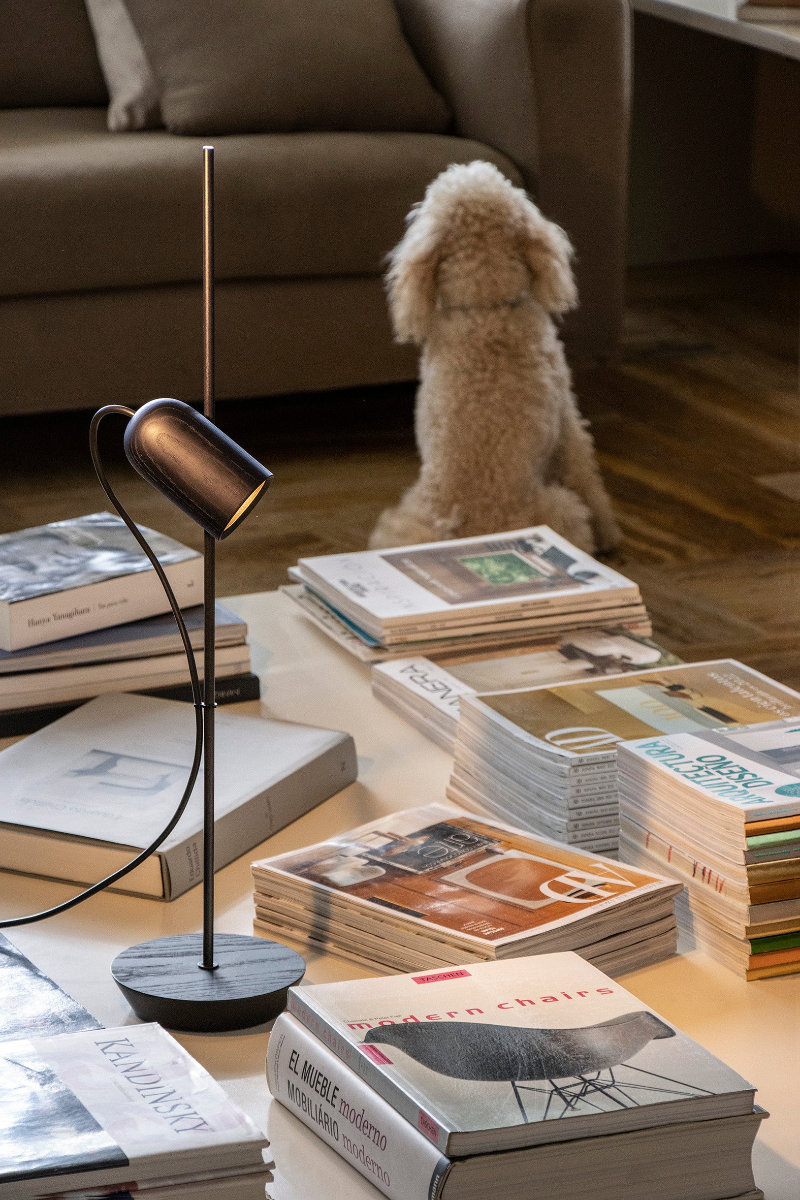 Tischlampe ONFA aus schwarzem Eschenholz mit graphitfarbener Oberfläche