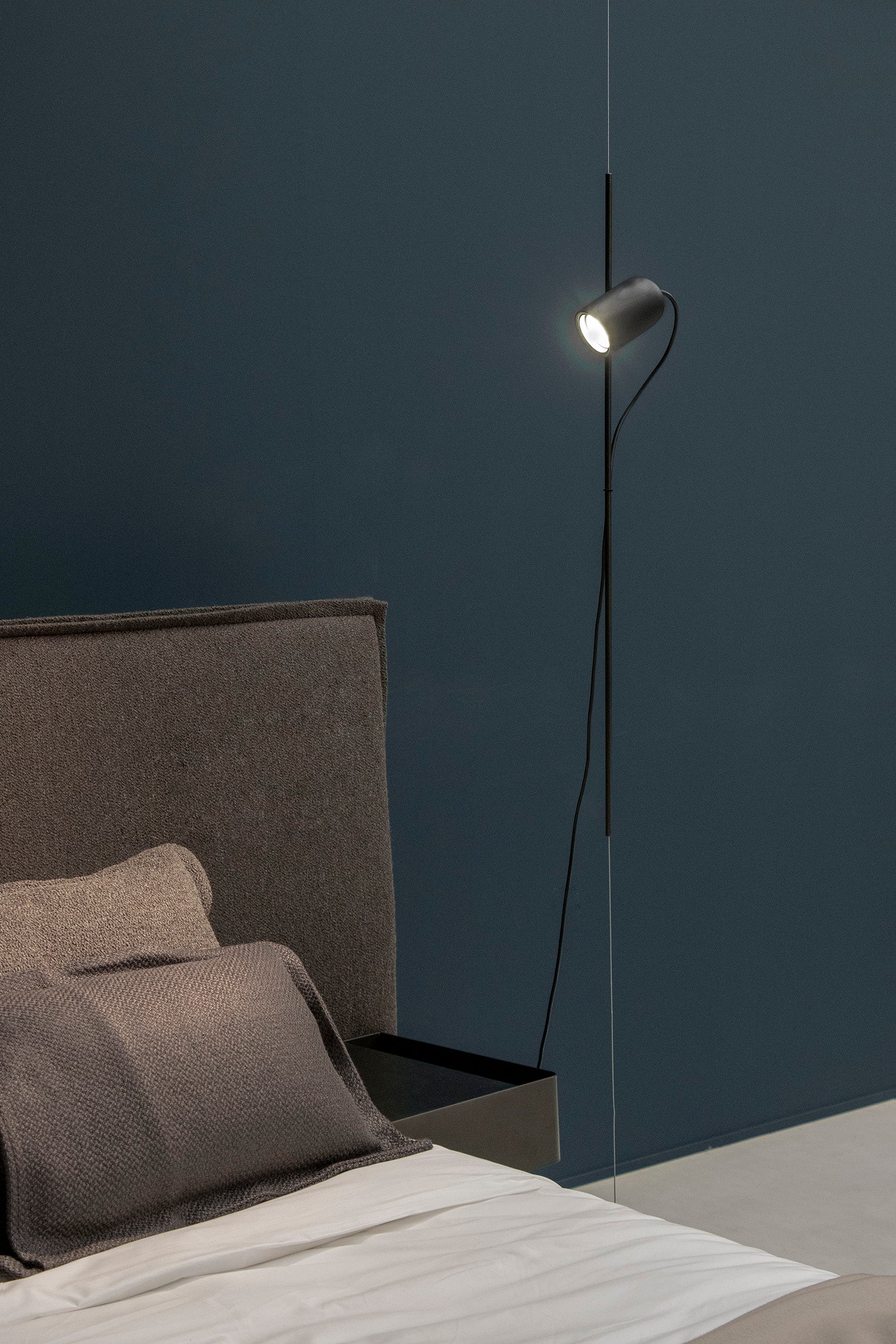 Pendelleuchte ONFA aus schwarzem Eschenholz mit graphitfarbener Oberfläche