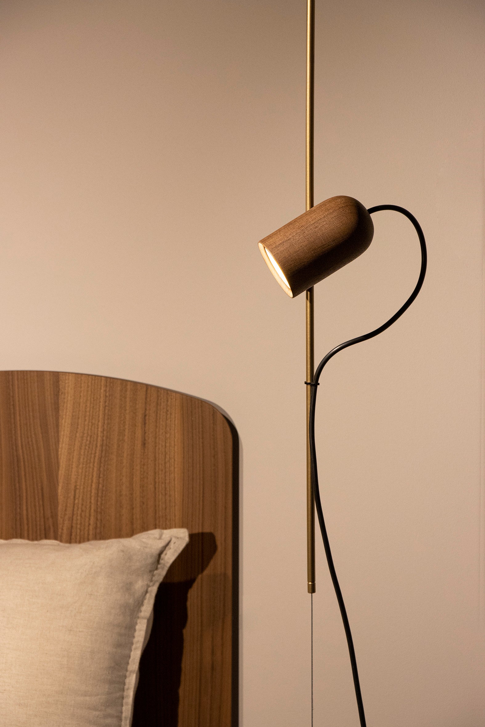 Hanglamp ONFA van notenhout met messing afwerking