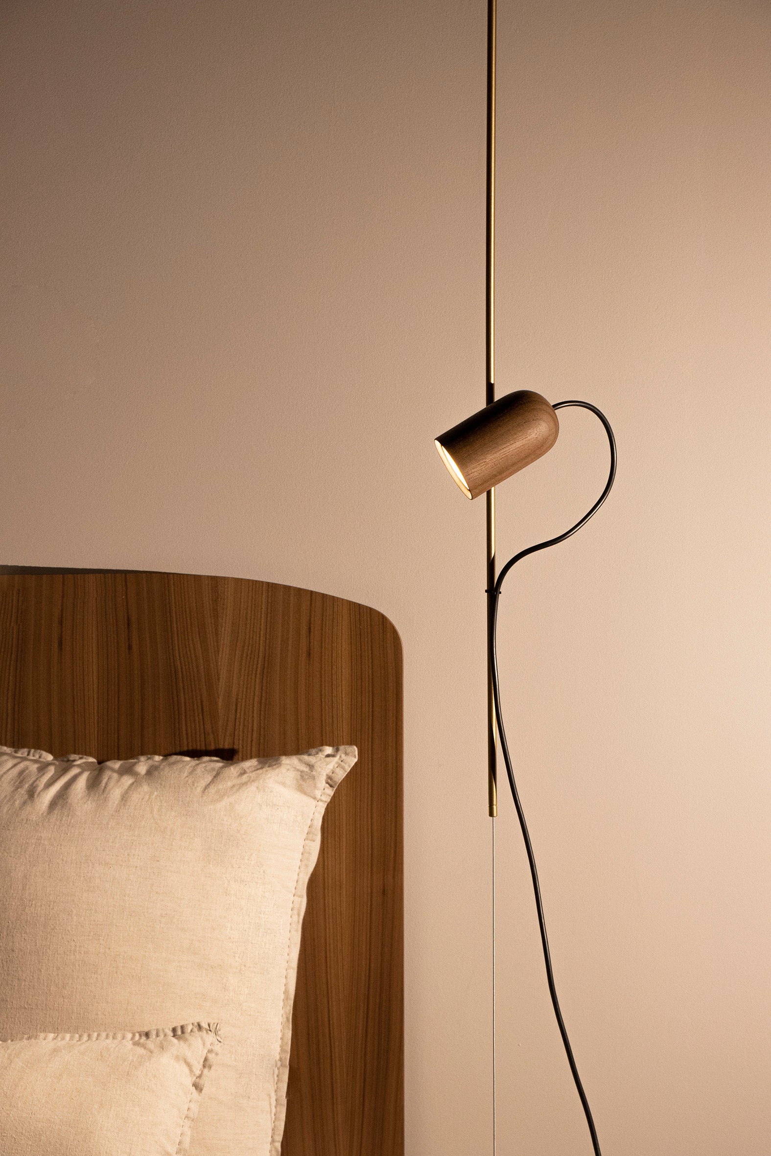 Hanglamp ONFA van notenhout met messing afwerking