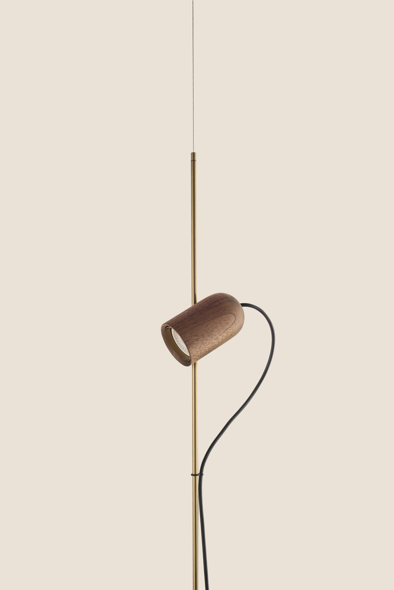 Hanglamp ONFA van notenhout met messing afwerking