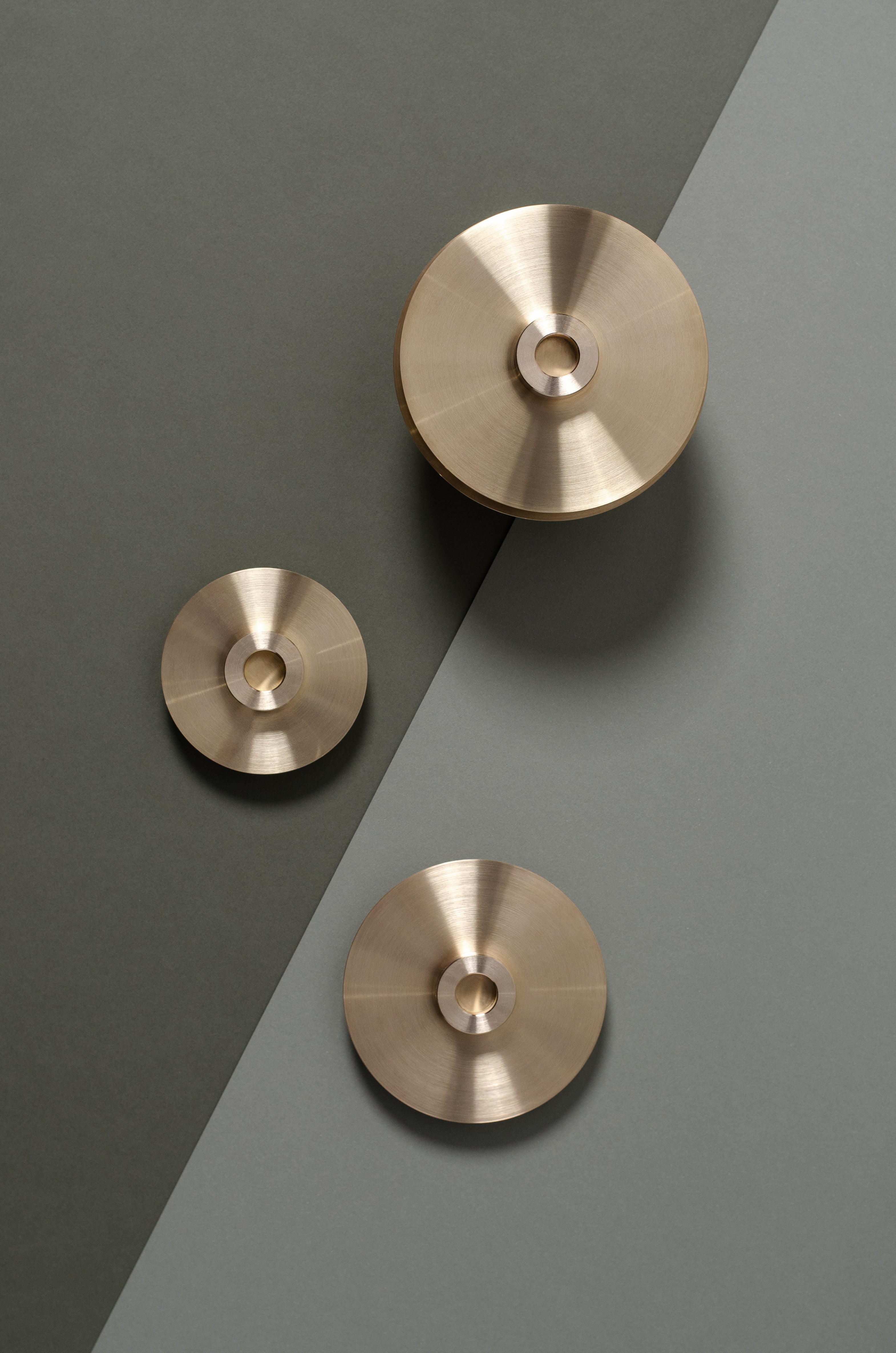 Set von ORB Kerzenhaltern aus Messing