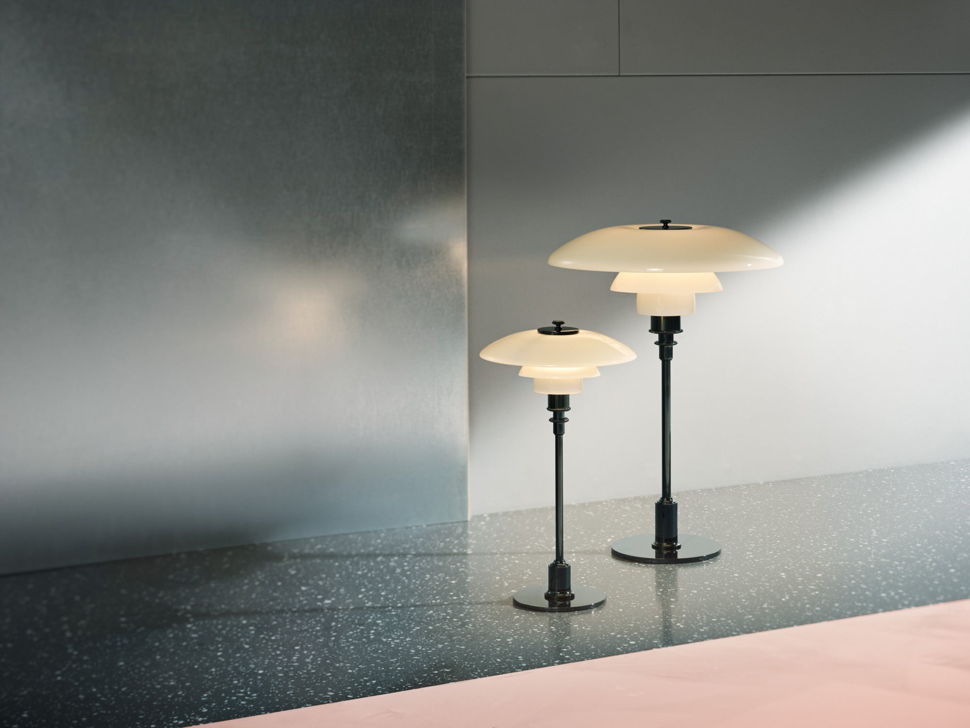 Tischlampe PH 2/1 weiß mit schwarzem Fuß