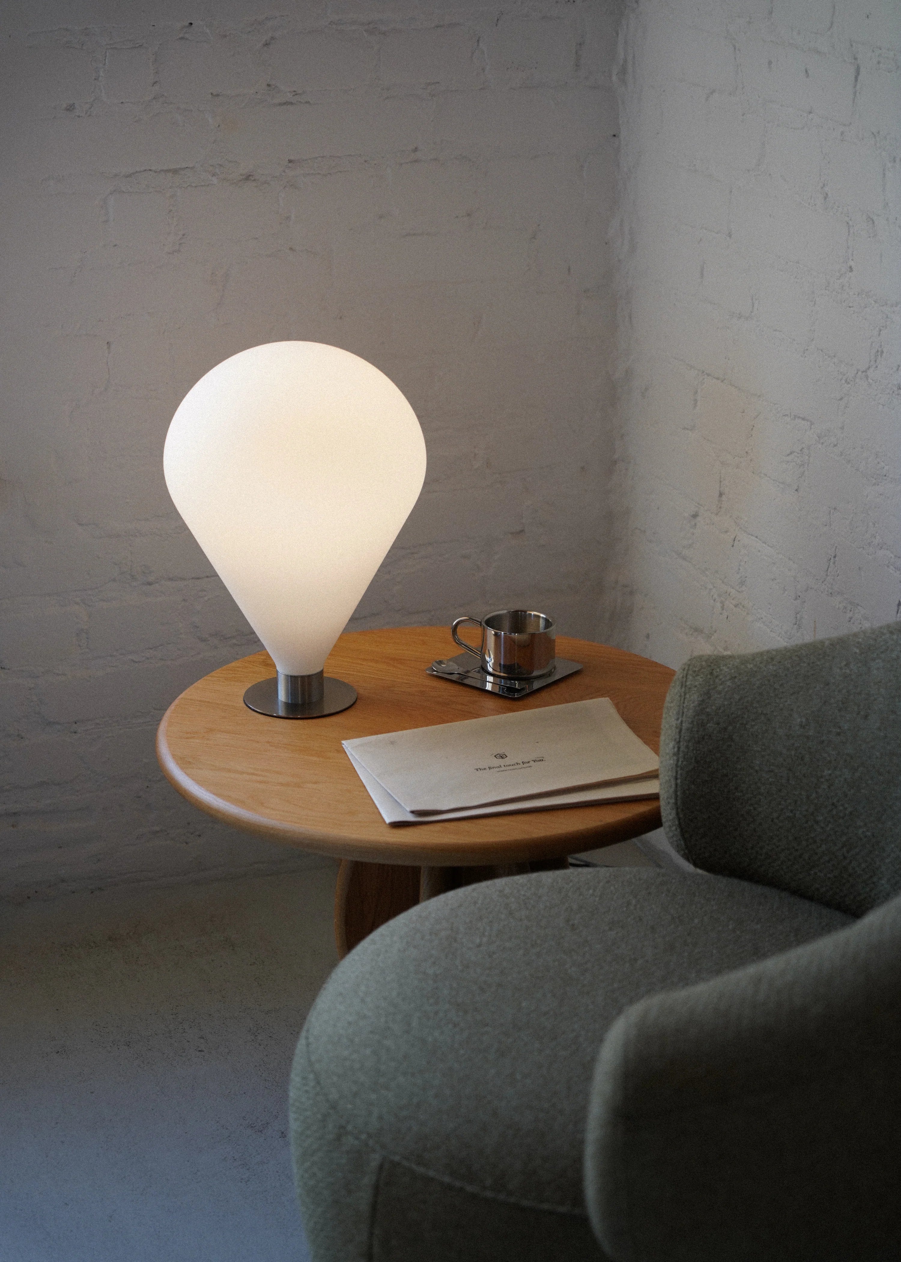 Tischlampe ELY mit weißem Schirm und silbernem Fuß