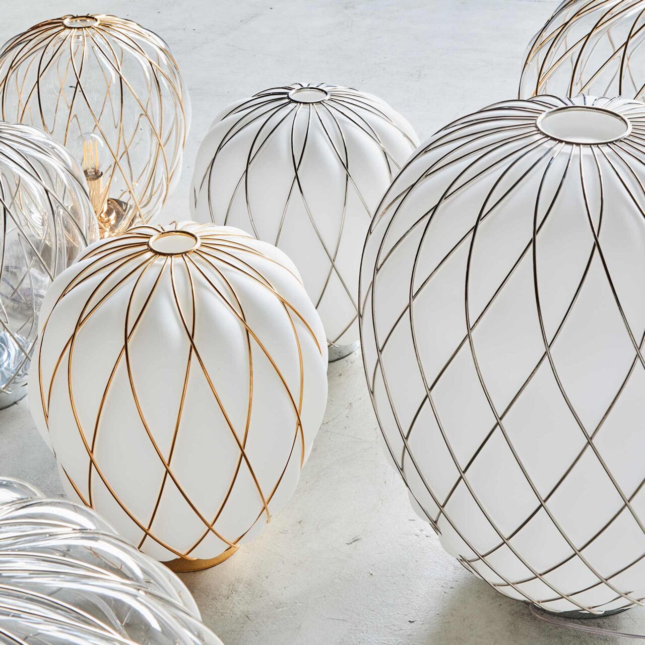 Tischlampe PINECONE verchromt mit weißem mundgeblasenem Glas