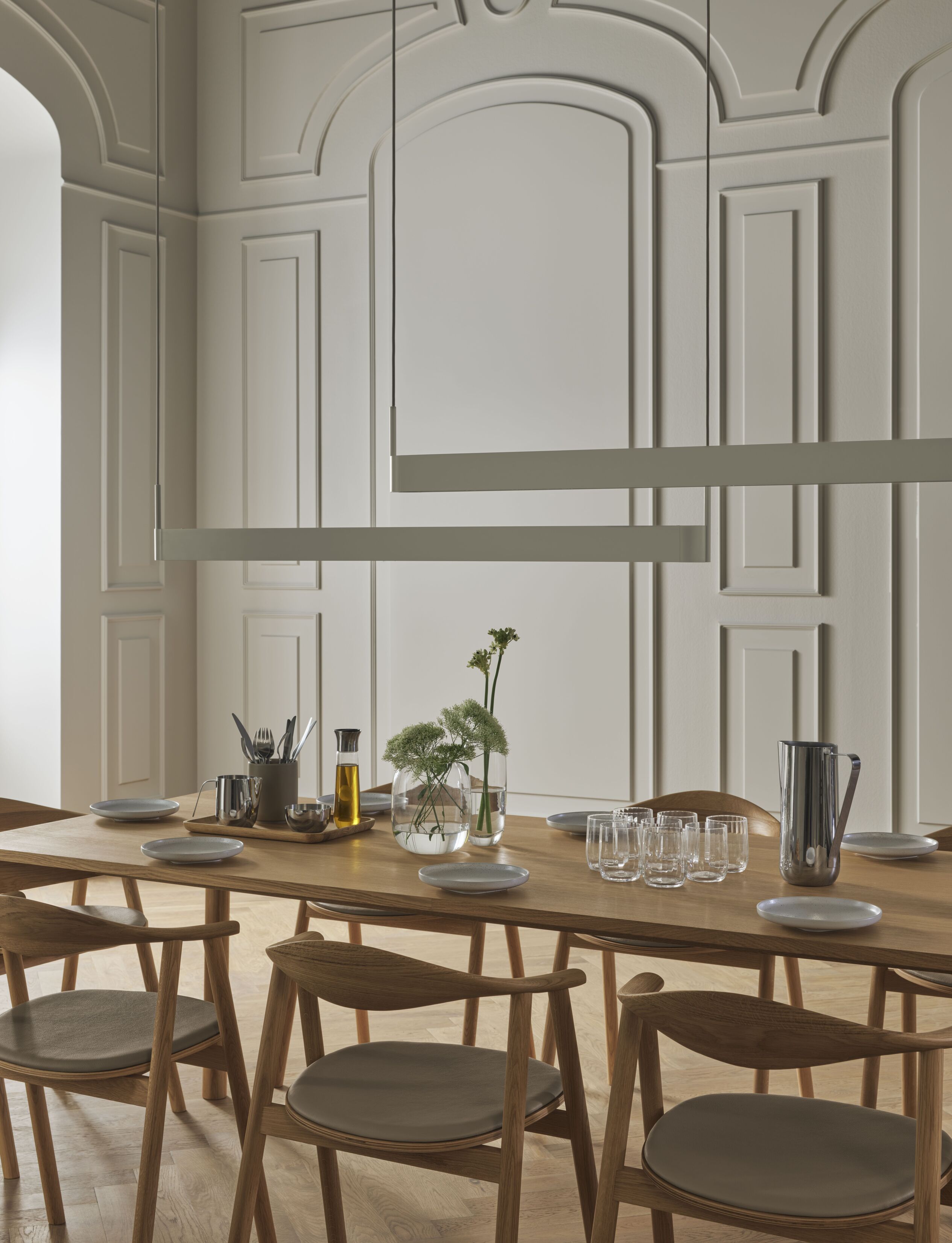 Tafel PANA met een basis van gebleekt eikenhout