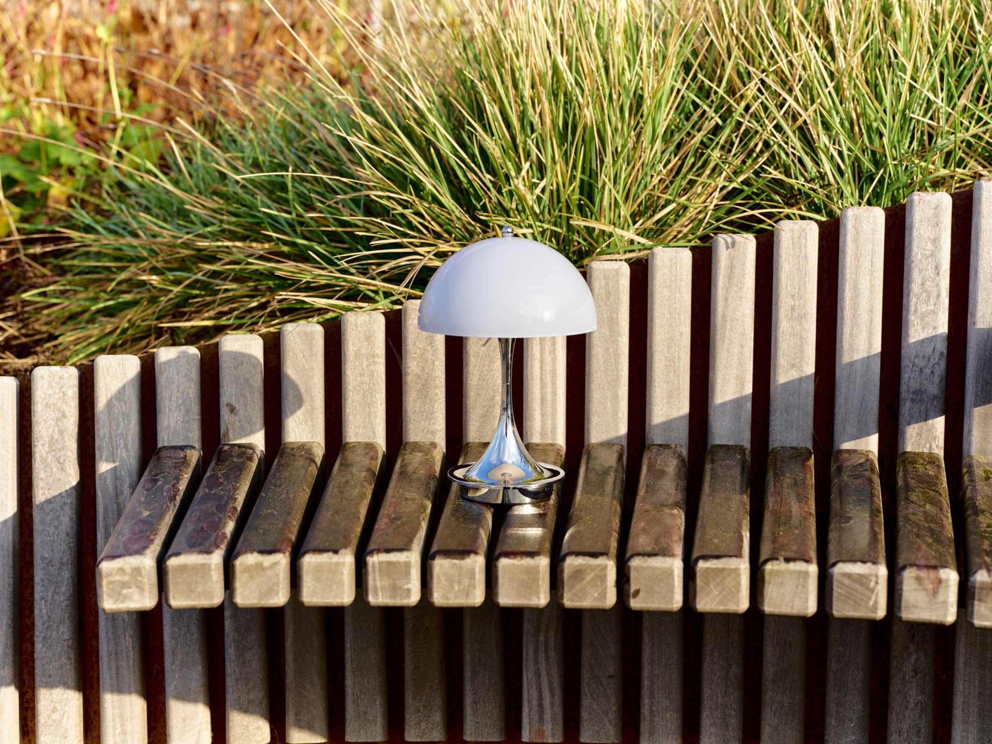 Tragbare Lampe PANTHELLA 250 beige Opal mit verchromtem Fuß