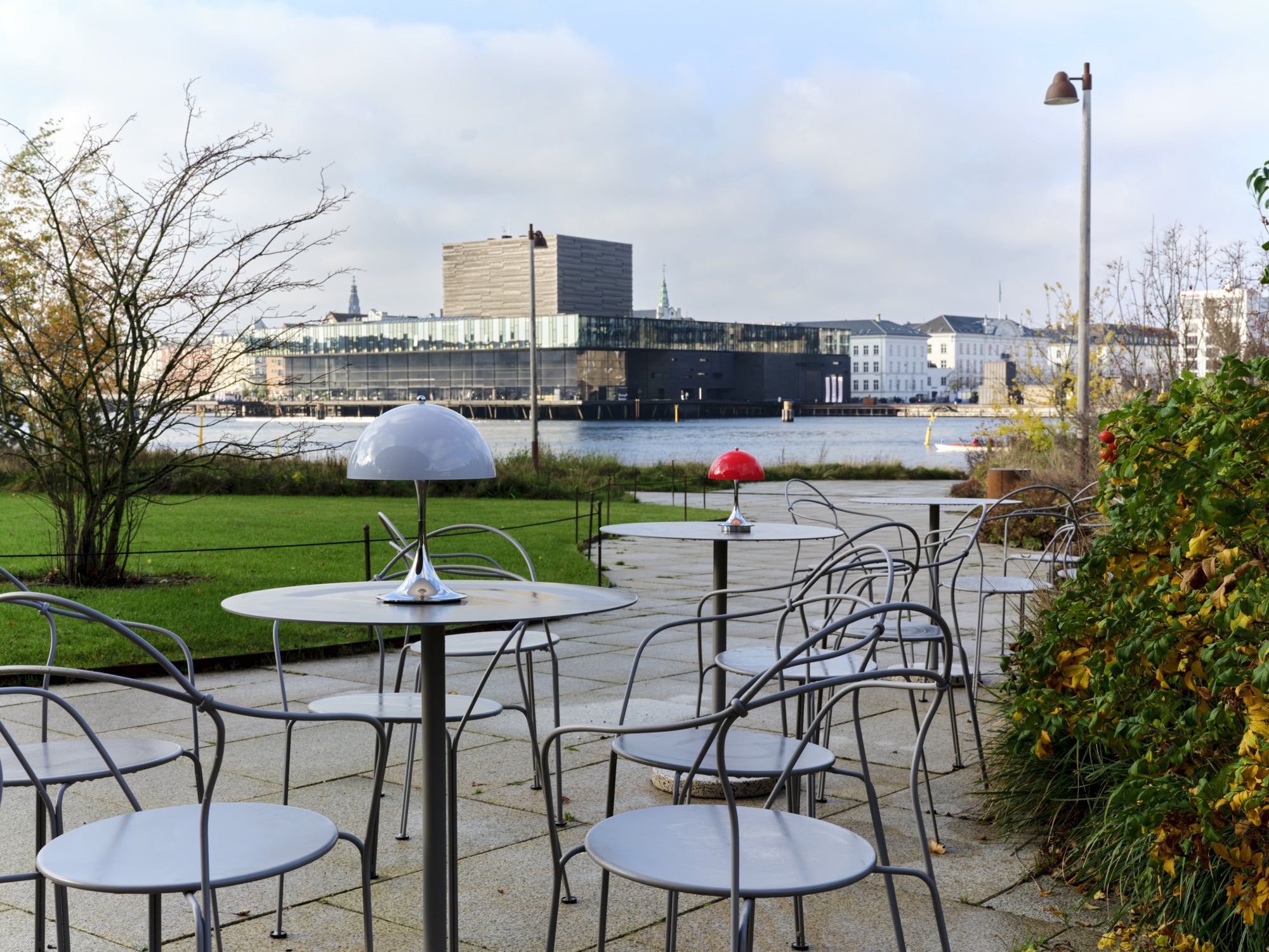 Draagbare lamp PANTHELLA 250 grijsblauw opaal met verchroomde voet