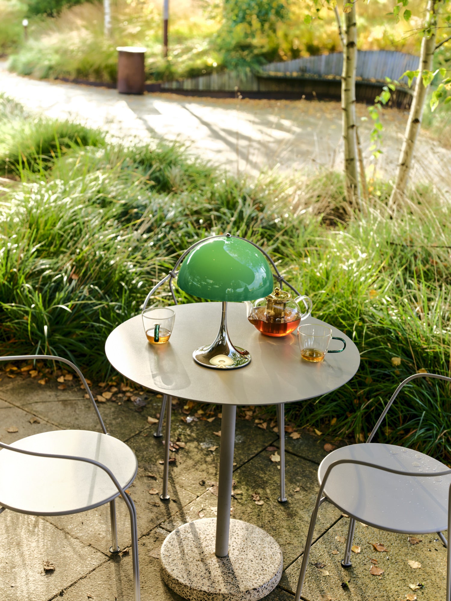 Draagbare lamp PANTHELLA 250 groen met verchroomde voet