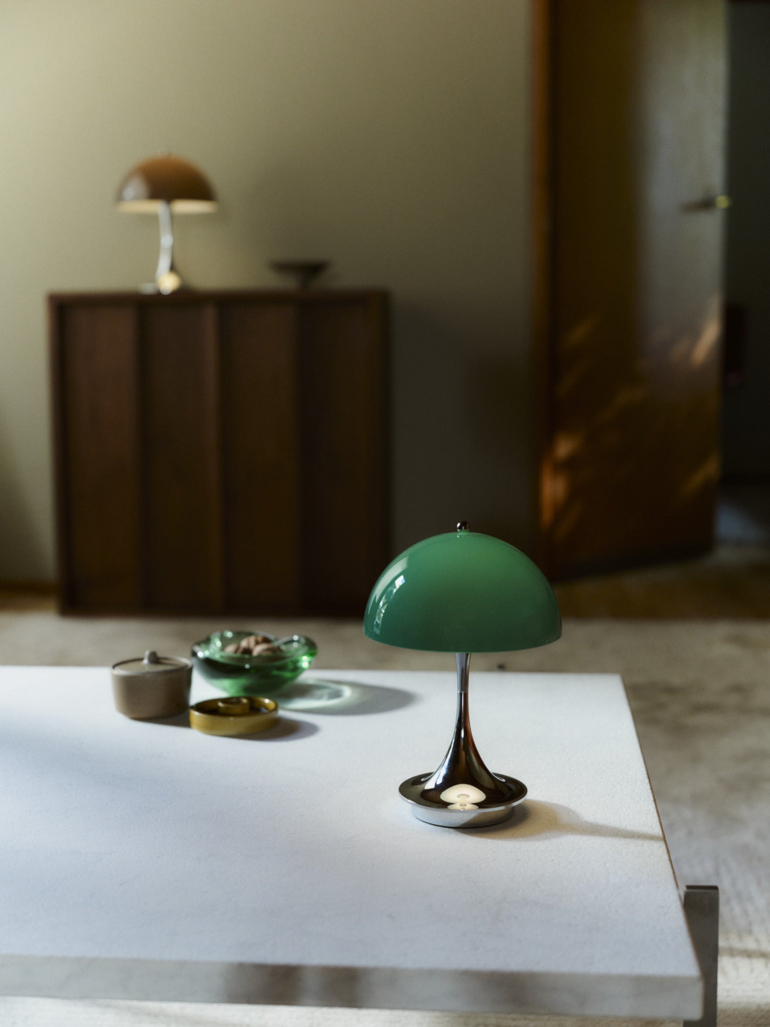 Tragbare Lampe PANTHELLA 160 grün mit verchromtem Fuß