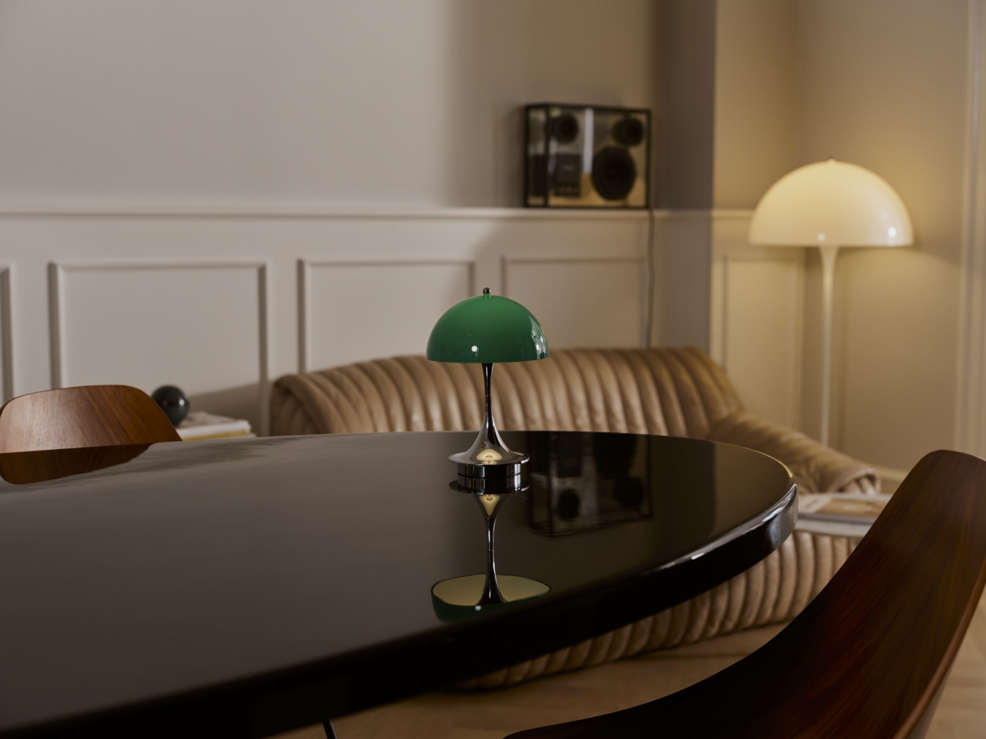 Tragbare Lampe PANTHELLA 160 grün mit verchromtem Fuß