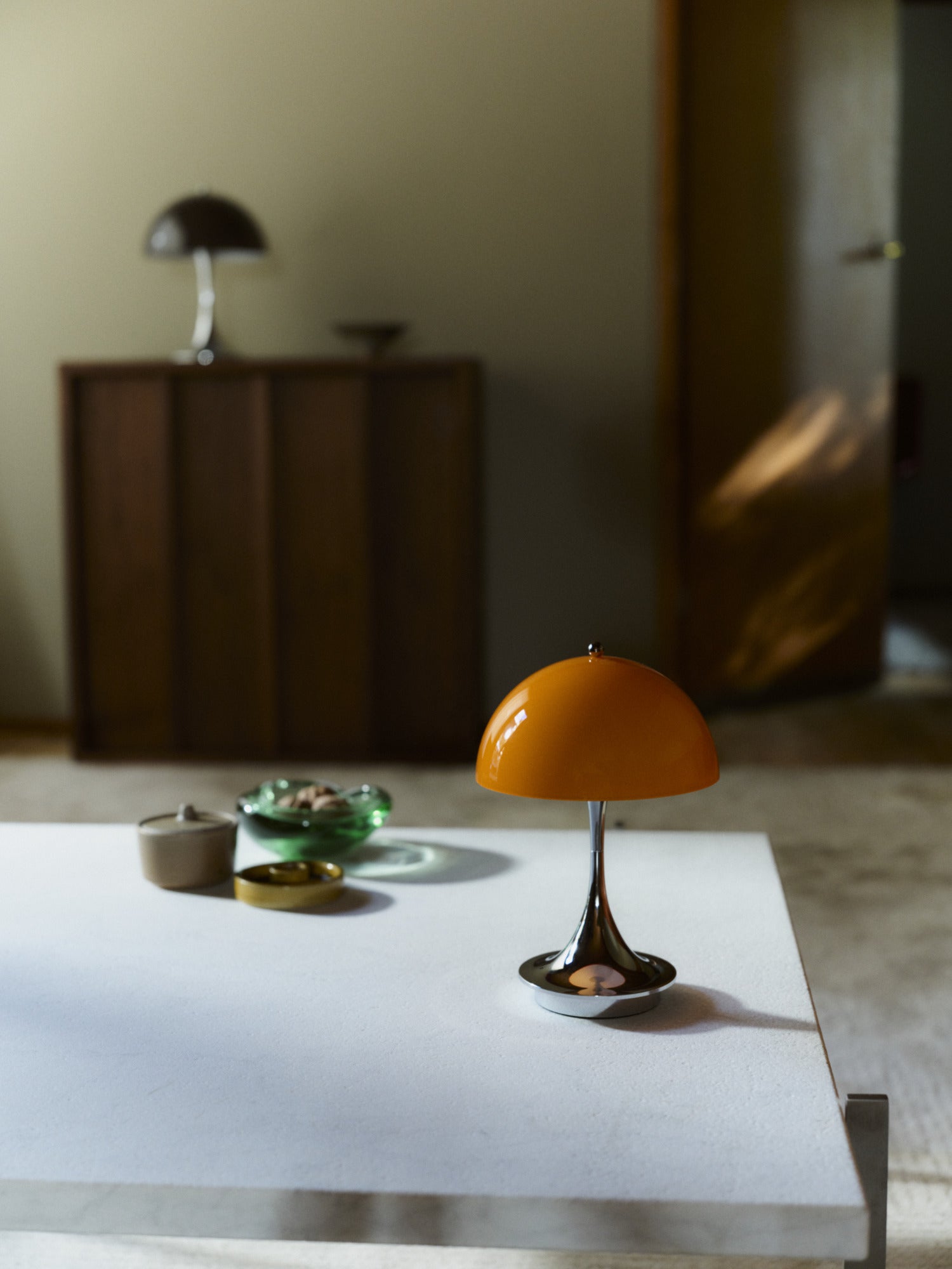 Draagbare lamp PANTHELLA 160 oranje met verchroomde voet