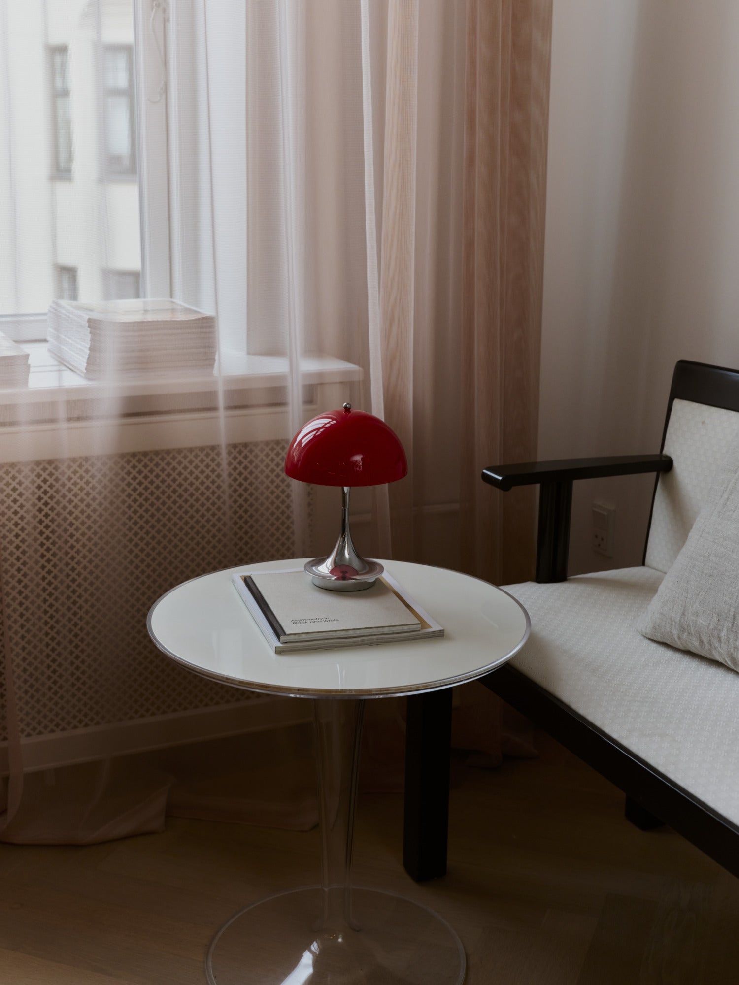 Tragbare Lampe PANTHELLA 160 rot mit verchromtem Fuß