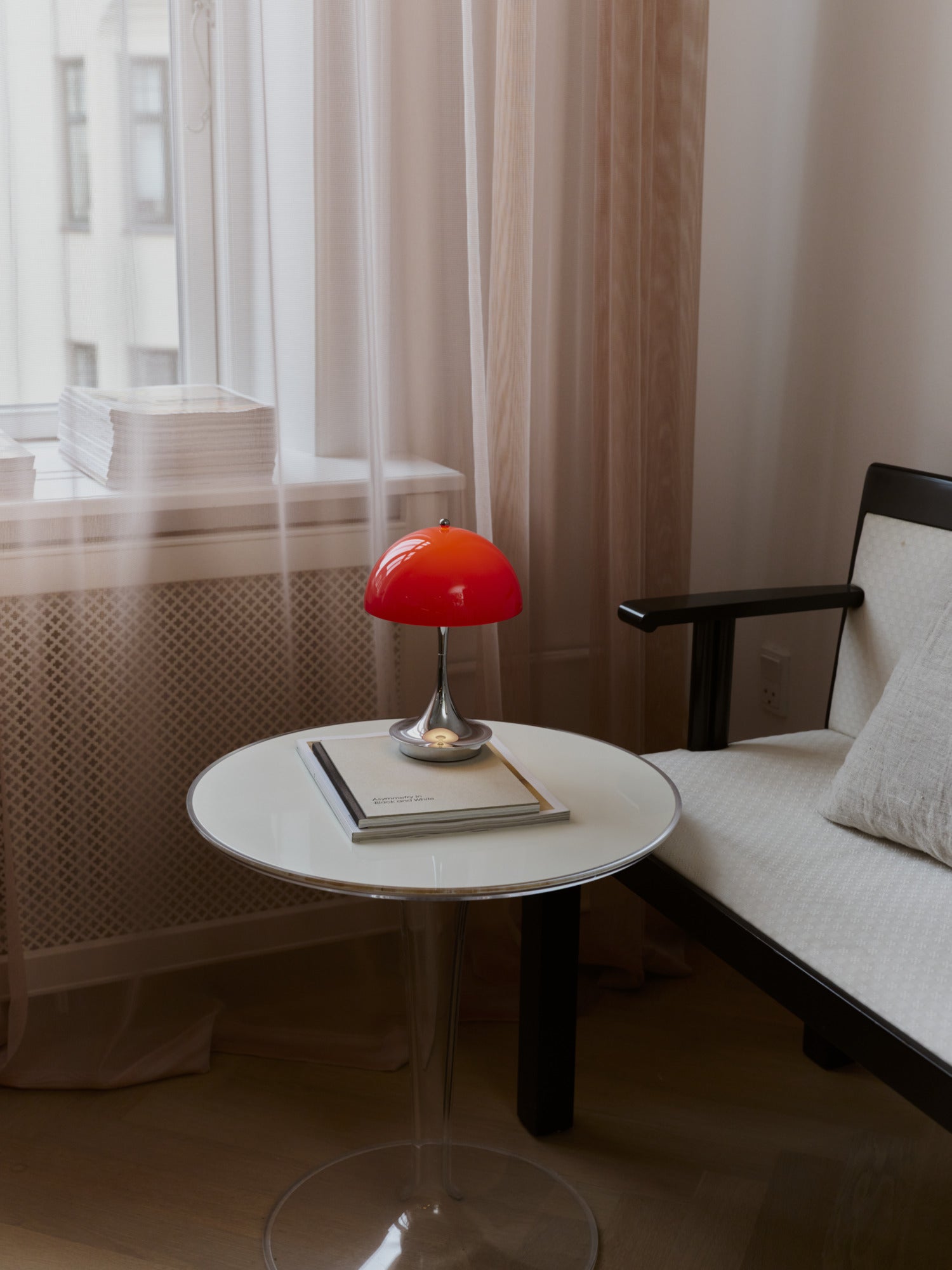 Tragbare Lampe PANTHELLA 160 rot mit verchromtem Fuß