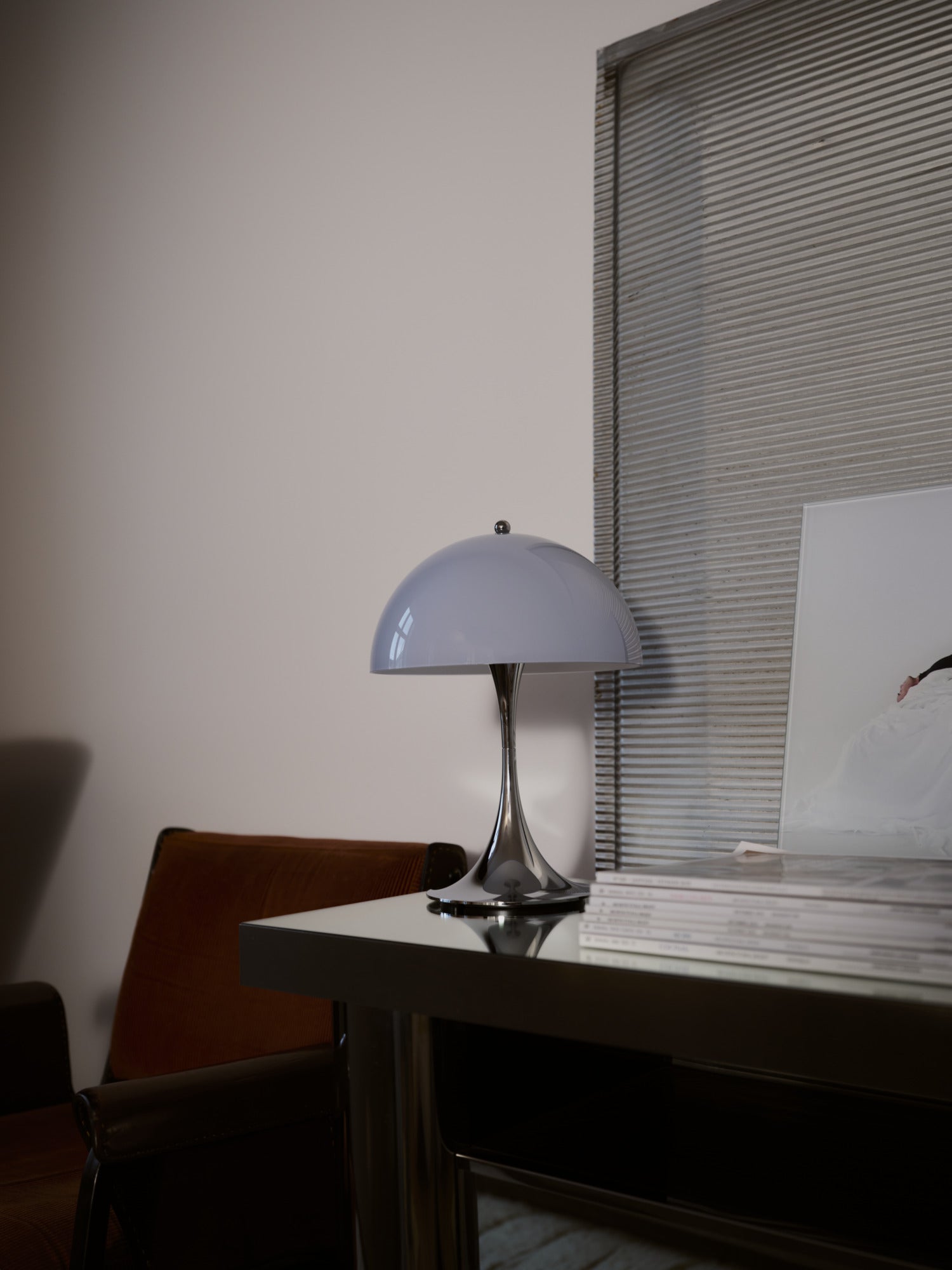 Draagbare lamp PANTHELLA 250 grijsblauw opaal met verchroomde voet