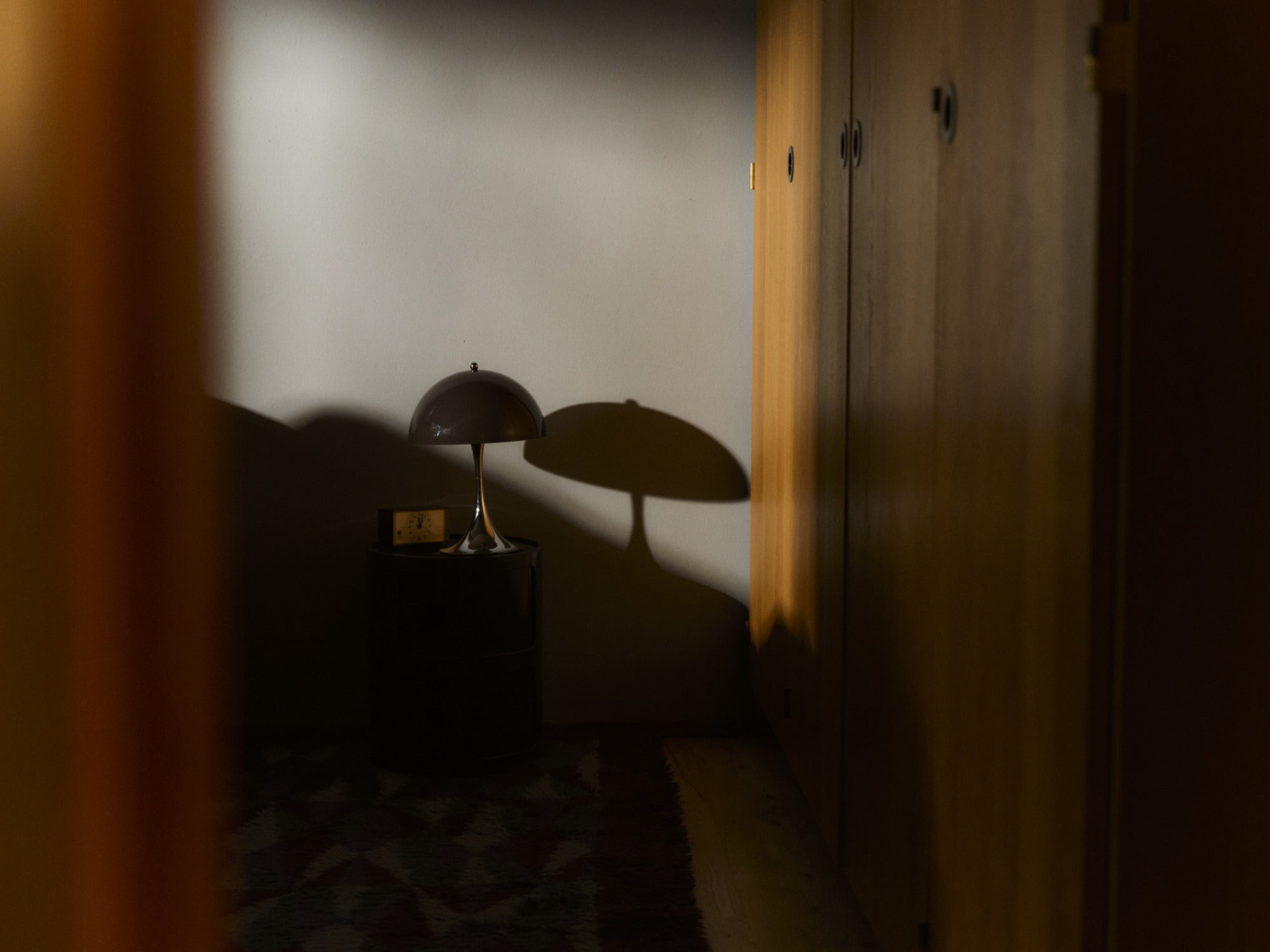 Draagbare lamp PANTHELLA 250 groen met verchroomde voet