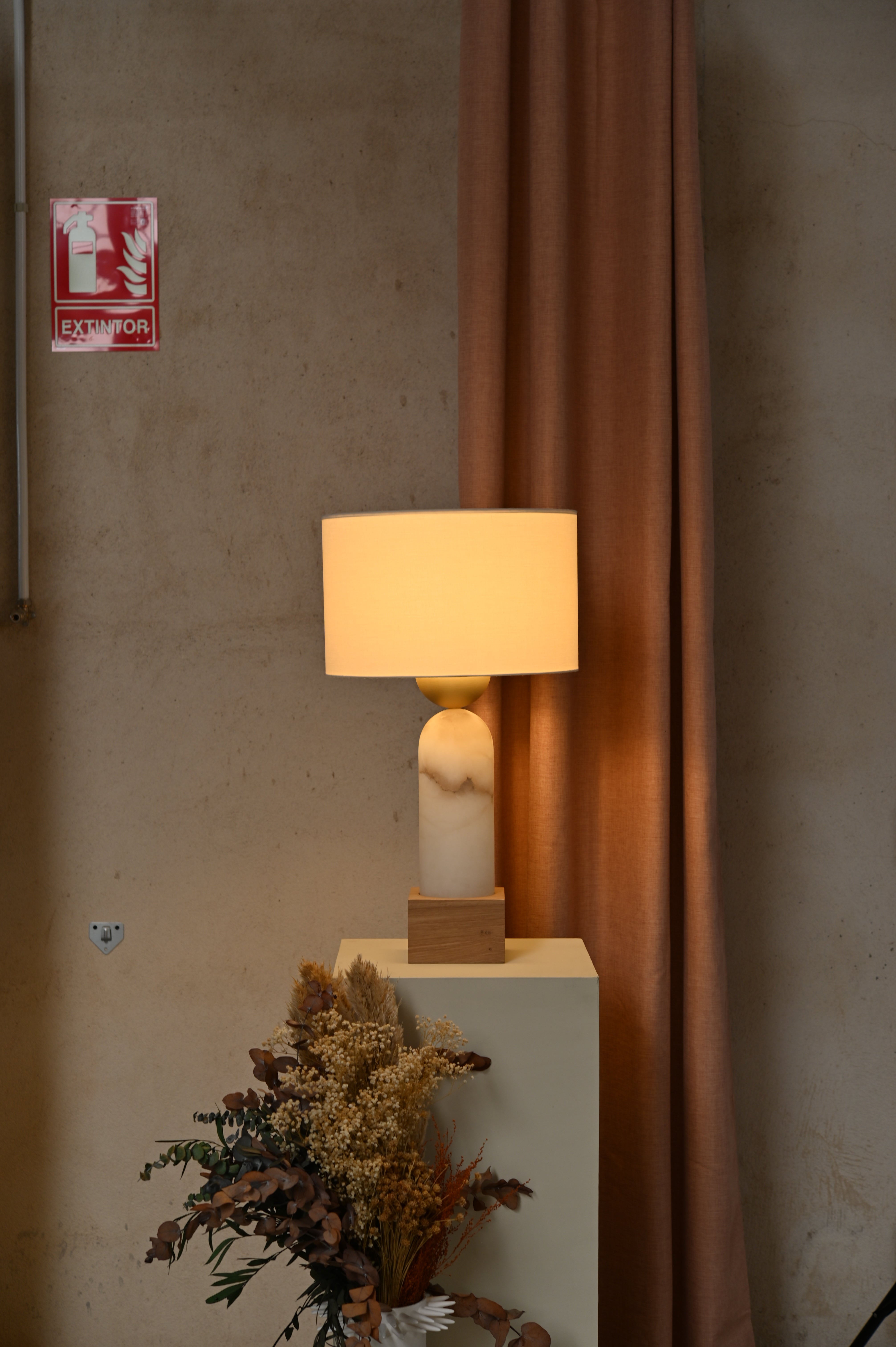 Tafellamp PEONA KELO wit alabaster