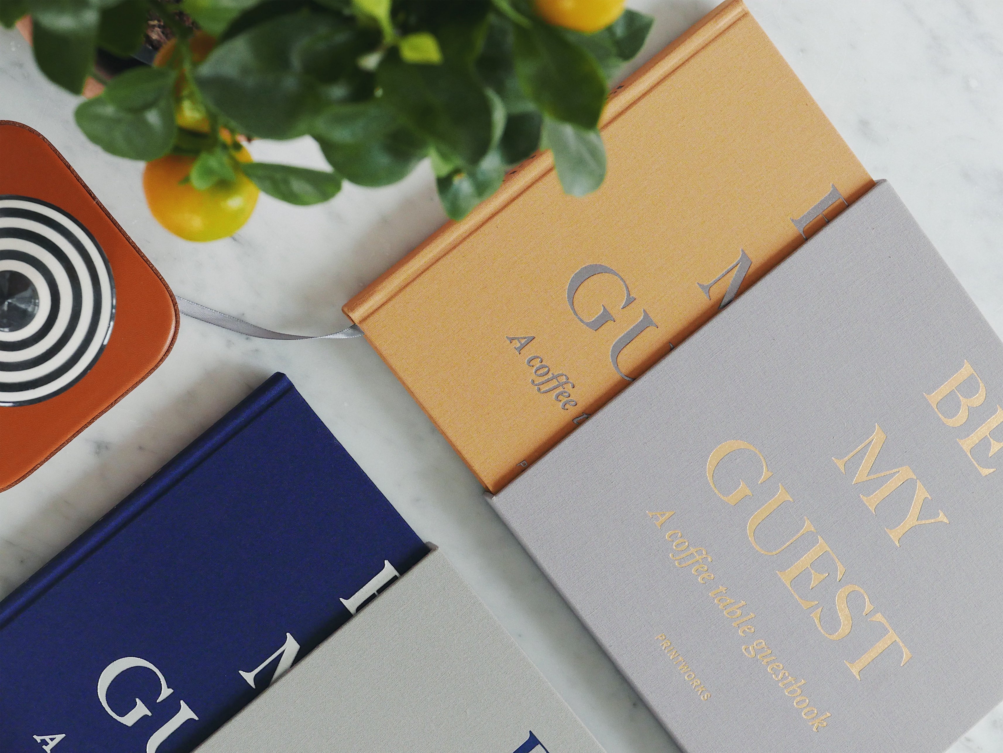 Gastenboek BE MY GUEST grijs met goud