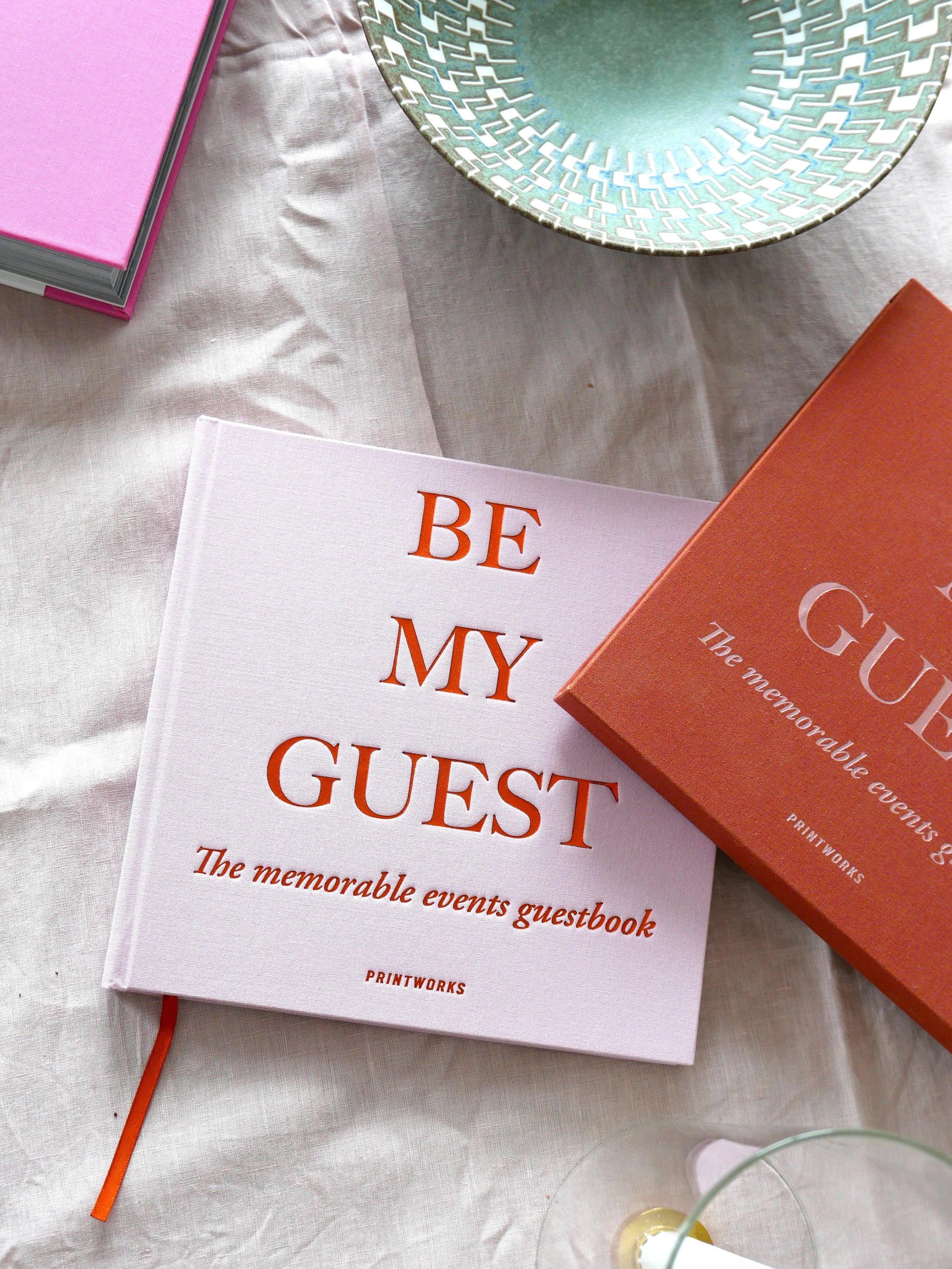 Gastenboek BE MY GUEST rood met roze