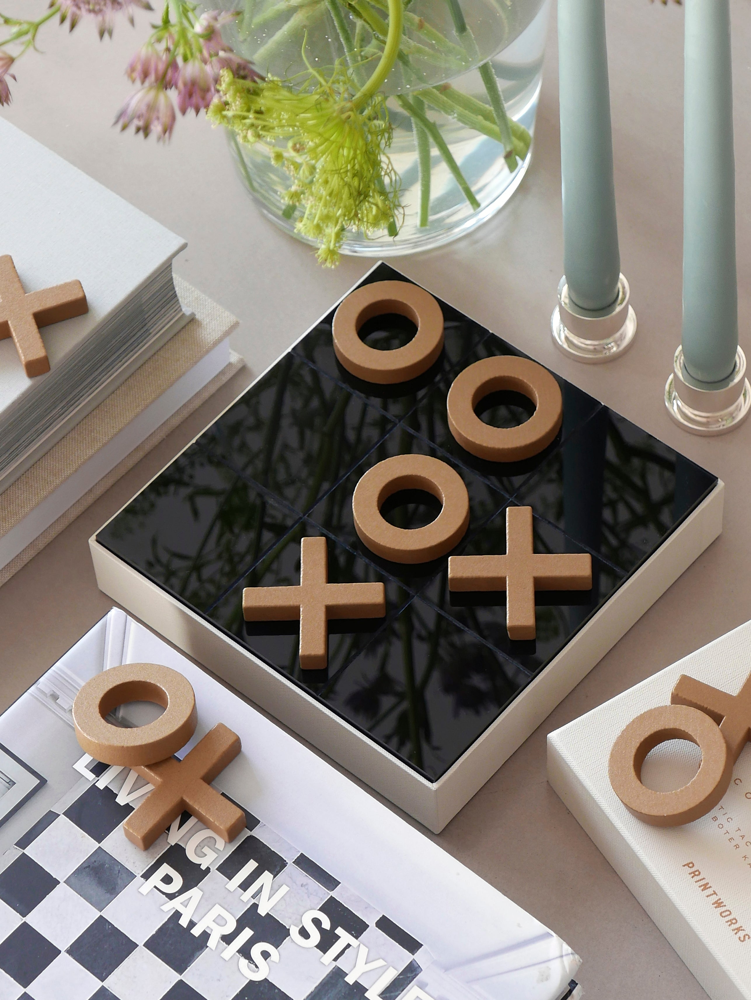 Beige TIC TAC TOE met zwarte stippen