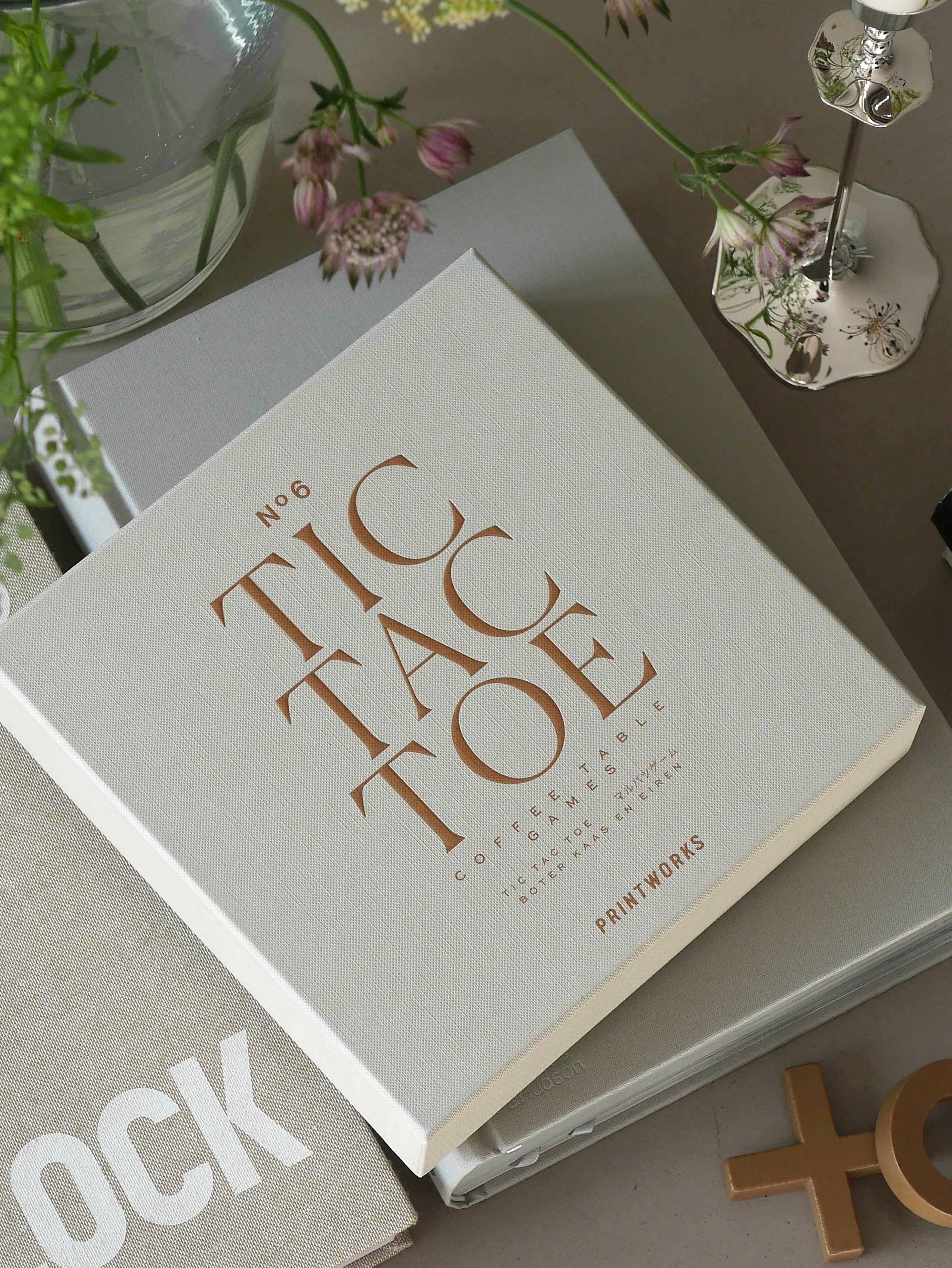 Beige TIC TAC TOE met zwarte stippen