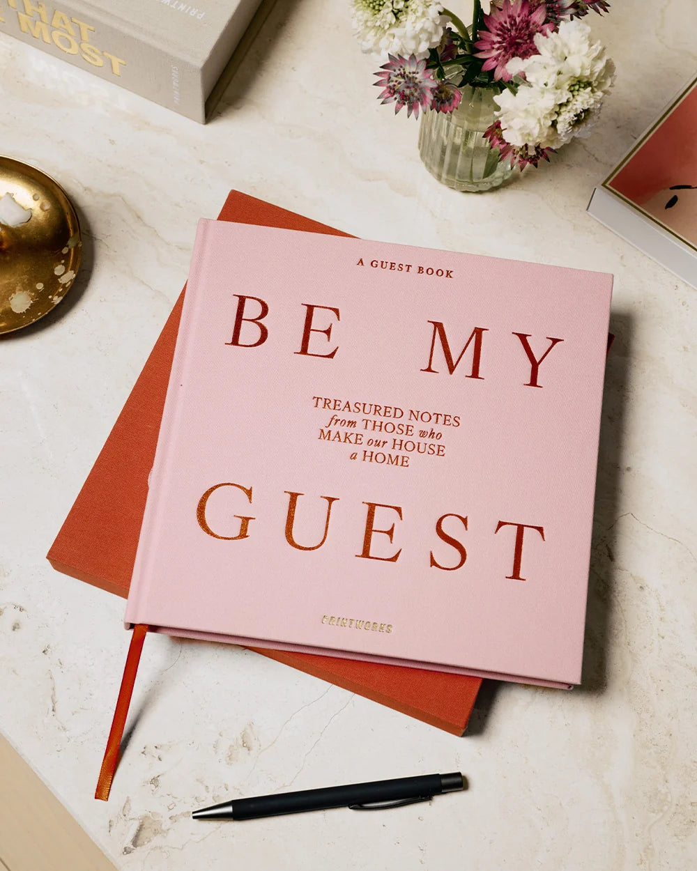 Gastenboek BE MY GUEST rood met roze